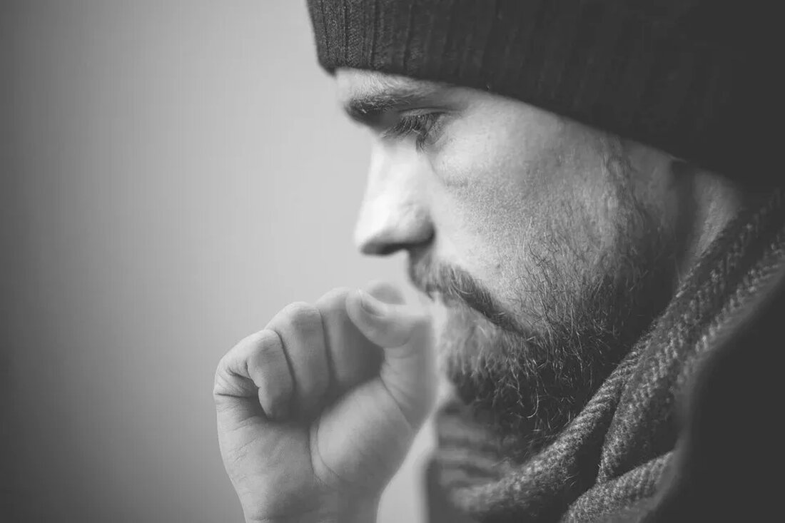 Hausmittel Husten: Natürliche Wege zur Besserung Husten ist ein häufiges Symptom vieler Krankheiten, einschließlich Erkältungen, Bronchitis und Allergien. Es kann sowohl trocken als auch produktiv sein, wobei Schleim abgehustet wird. Bei vielen Menschen tritt Husten vor allem nachts auf und kann ihren Schlaf beeinträchtigen. Glücklicherweise gibt es eine Vielzahl von Hausmitteln, die helfen können, den Husten zu lindern und die Genesung zu beschleunigen. In diesem Artikel werden einige natürliche Wege zur Besserung von Husten vorgestellt. Ursachen von Husten Husten kann durch verschiedene Faktoren verursacht werden. Zu den häufigsten gehören: – Erkältungsviren: Erkältungen sind die häufigste Ursache für Husten. Husten ist …