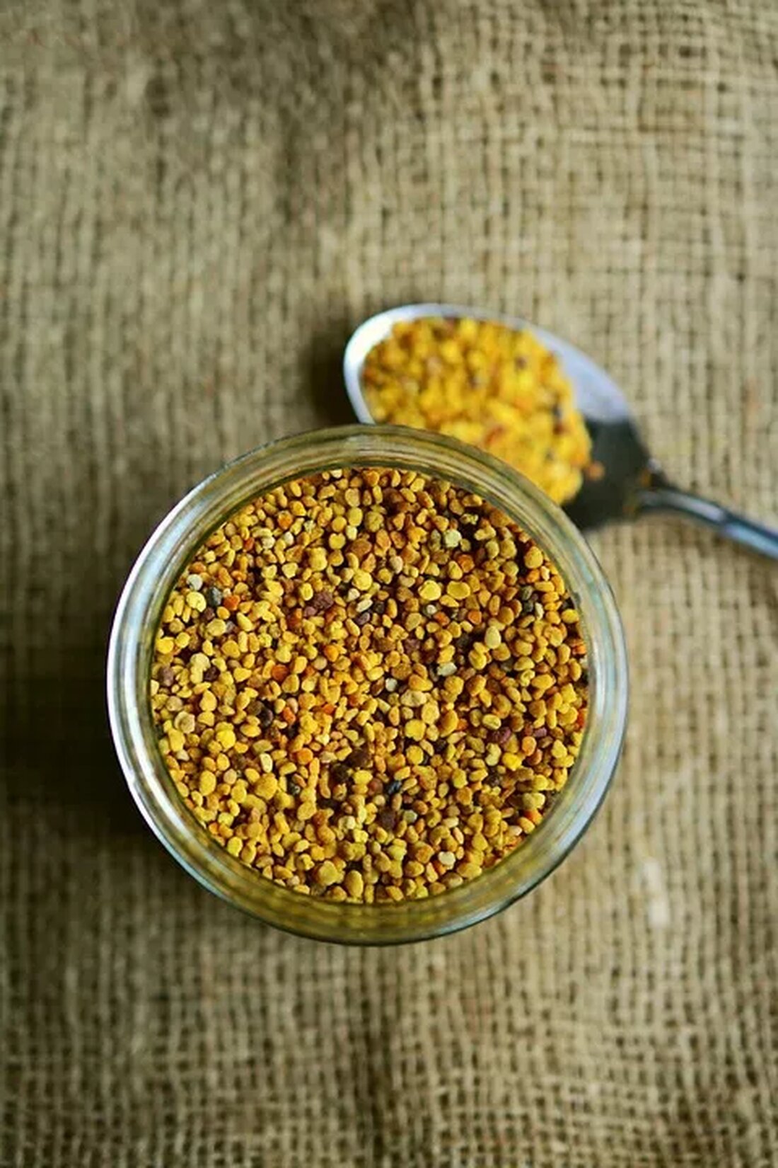 Heilmittel aus der Bienenkunde: Propolis, Honig und mehr Die Bienenkunde hat eine lange Tradition und wird seit Jahrhunderten für ihre heilenden Eigenschaften geschätzt. Propolis und Honig sind zwei der bekanntesten Produkte, die aus der Bienenkunde stammen und als natürliche Heilmittel weit verbreitet sind. In diesem Artikel werden wir uns eingehend mit diesen beiden Produkten befassen und ihre gesundheitsfördernden Eigenschaften untersuchen. Propolis: Die natürliche Apotheke der Bienen Propolis, auch bekannt als „Bienenharz“, wird von Bienen hergestellt, indem sie Harze von Bäumen sammeln und mit körpereigenen Sekreten mischen. Dieses klebrige Material wird von den Bienen verwendet, um ihre Bienenstöcke zu versiegeln und …