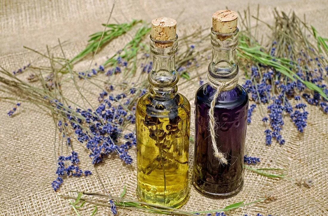 Homöopathie bei Haustieren: Eine Einführung Die Homöopathie ist eine alternative Heilmethode, die seit mehreren Jahrhunderten Menschen bei der Behandlung verschiedener Erkrankungen unterstützt. Aber wussten Sie, dass homöopathische Mittel auch bei Haustieren wirksam sein können? In diesem Artikel werden wir uns genauer mit der Homöopathie bei Haustieren befassen. Was ist Homöopathie? Homöopathie ist ein Behandlungsansatz, der auf dem Prinzip „Ähnliches mit Ähnlichem heilen“ basiert. Es wurde im 18. Jahrhundert von dem deutschen Arzt Samuel Hahnemann entwickelt. Die Homöopathie geht davon aus, dass Substanzen, die bei gesunden Menschen bestimmte Symptome hervorrufen können, in sehr geringen Dosen diese Symptome bei Krankheiten lindern können. …