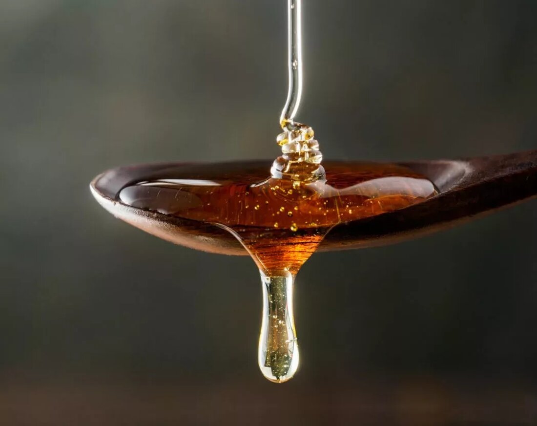 Wenn es um süße Träume geht, geht nichts über einen Löffel Honig und Himalaya-Salz. Diese köstliche Kombination ist vielleicht nicht die konventionellste Schlafhilfe, aber die Forschung deutet darauf hin, dass sie eine starke ist. Mit seiner einzigartigen Mischung aus natürlichen Mineralien und Antioxidantien können Honig und Himalaya-Salz Ihnen helfen, besser zu schlafen, mehr Energie zu genießen und sogar Ihre Immunität und Verdauungsgesundheit zu stärken. Werfen wir einen genaueren Blick auf die Wissenschaft hinter dieser magischen Mischung. Die Vorteile von Honig Honig ist ein natürliches Süßungsmittel, das seit Jahrhunderten genossen wird. Es wird von Bienen hergestellt, die Blütennektar sammeln, der dann …