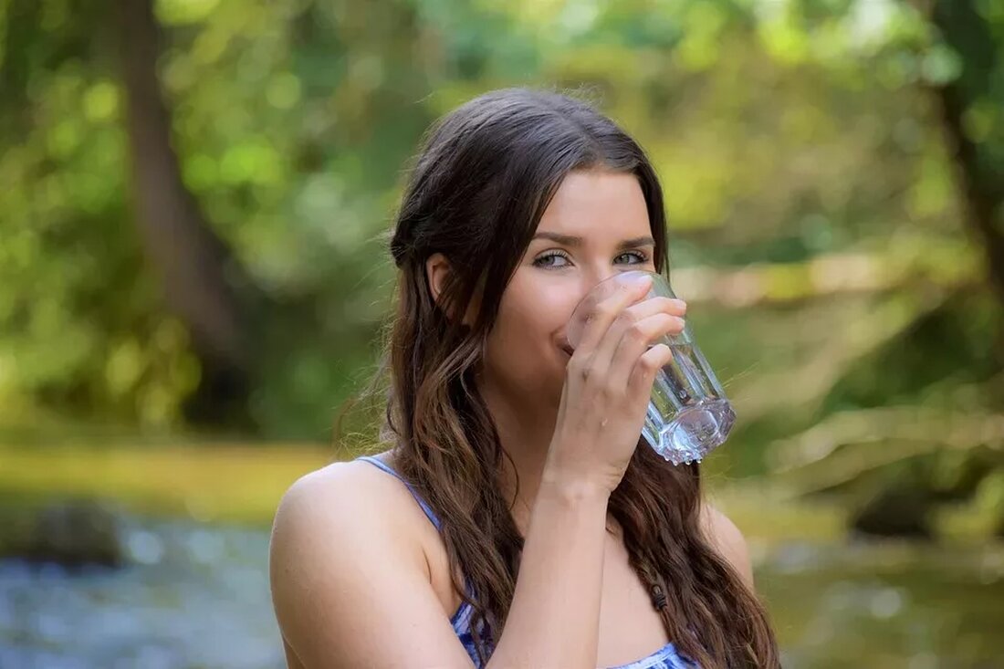 Hydrotherapie für Vögel: Anwendungen und Techniken Einführung in die Hydrotherapie für Vögel Die Hydrotherapie ist eine therapeutische Behandlungsmethode, bei der Wasser zur Unterstützung der Genesung und Rehabilitation von Tieren eingesetzt wird. Diese Technik findet nicht nur bei Säugetieren, sondern auch bei Vögeln Anwendung. Hydrotherapie kann eine effektive Möglichkeit sein, Vögeln bei verschiedenen gesundheitlichen Problemen zu helfen, sei es nach Verletzungen oder als Teil einer allgemeinen Gesundheitsvorsorge. In diesem Artikel werfen wir einen genaueren Blick auf die Anwendungen und Techniken der Hydrotherapie für Vögel. Wir werden erklären, wie diese Therapie funktioniert, welche Vorteile sie bietet und welche Vorsichtsmaßnahmen zu beachten sind. …