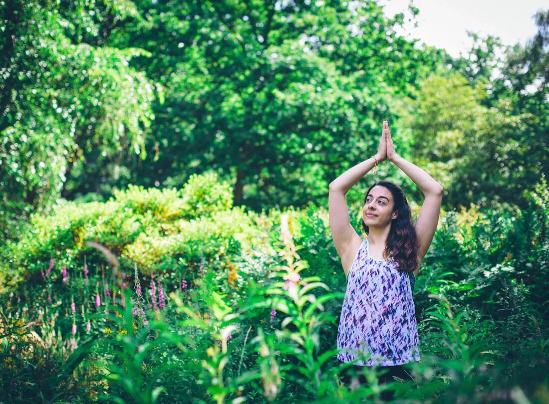 Tawny Cortes ist ein Yogalehrer mit einer Leidenschaft für Bewegung und psychische Gesundheit. Ihre Reise an die Universität und bis zur Ausbildung zur Pädagogin führte sie dazu, Yoga zu entdecken, und brachte sie schließlich dazu, die Praxis mit anderen teilen zu wollen. Tawny ist begeistert von den transformierenden Auswirkungen, die Yoga und Meditation auf unsere körperliche und geistige Gesundheit haben können. Sie unterrichtet Klassen, die introspektiv und inklusiv sind und es ihren Schülern ermöglichen, nach innen zu reisen und mit mehr Präsenz und Akzeptanz in ihrem Körper zu sein. Wir haben uns mit Tawny getroffen, um darüber zu sprechen, was …