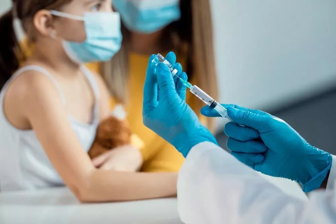 Impfzurückhaltung bei Eltern: Ursachen und Lösungsansätze Impfstoffe gehören zu den effektivsten präventiven Maßnahmen gegen Infektionskrankheiten. Dank einer konzertierten globalen Impfkampagne wurden Krankheiten wie Pocken weltweit ausgerottet. Auch Polio und Masern sind in vielen Teilen der Welt selten geworden. Dennoch haben zunehmende Verschwörungstheorien das Vertrauen in Impfbemühungen untergraben, insbesondere während der aktuellen COVID-19-Pandemie. Eine neue Studie, veröffentlicht im Fachmagazin Advances in Pediatrics, untersucht bemerkenswerte Risikofaktoren im Zusammenhang mit Impfzurückhaltung, insbesondere bei Influenza- und Humanen Papillomviren-Impfstoffen. Dabei werden jedoch Ansprüche im Zusammenhang mit dem SARS-CoV-2-Virus ausgeschlossen. Kinder stehen unter der Obhut ihrer Eltern, weshalb die Zustimmung der Eltern zur Impfung von Kindern …