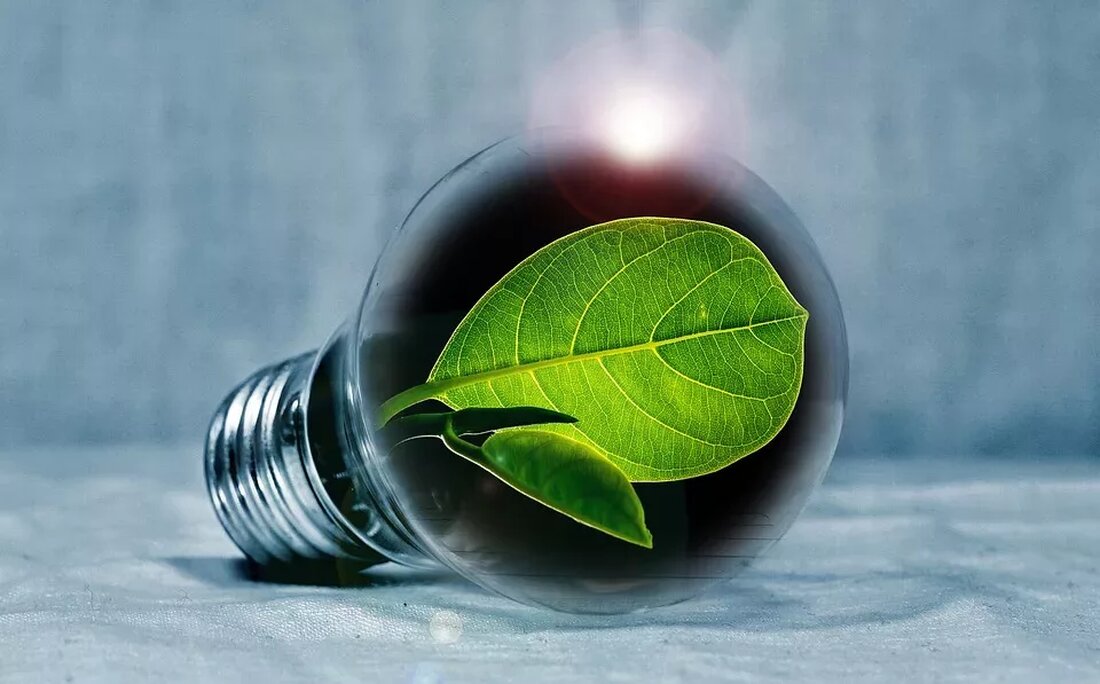 Von beeindruckender Stabilität bis hin zu vielversprechenden Ergebnissen – der Weg zur Kommerzialisierung von Metal-Halid-Perowskitsolarzellen (MHPSCs) könnte bald leichter werden. Eine neue Studie, veröffentlicht in Nature Photonics, hat gezeigt, dass beschleunigte Innenstabilitätstests die Zuverlässigkeit von MHPSCs unter realen Bedingungen im Freien vorhersagen können. MHPSCs sind eine vielversprechende, kostengünstige und dünnfilmige photovoltaische (PV) Technologie. Sie erreichen beeindruckende Wirkungsgrade sowohl für Einzel- als auch für Tandem-Anwendungen. Um diese Technologie zur Marktreife zu bringen, ist es jedoch wichtig zu verstehen, wie sich die Zellen unter den komplexen Bedingungen im Freien, wie zum Beispiel Licht, Wärme und Feuchtigkeit, verhalten. Die Studie zeigt, dass die …