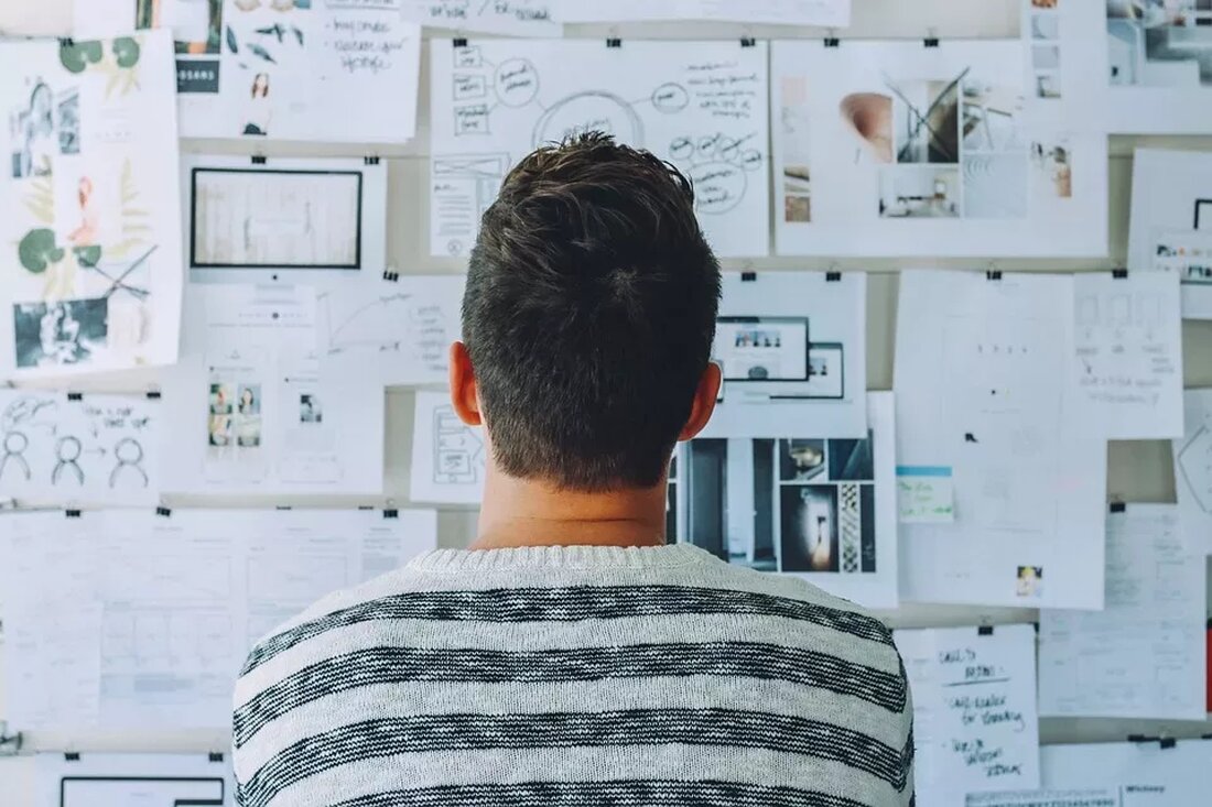 Iod und die Schilddrüsenfunktion: Was sagt die Forschung? Iod ist ein essentielles Spurenelement, das für eine gesunde Schilddrüsenfunktion unerlässlich ist. Die Schilddrüse produziert verschiedene Hormone, die eine wichtige Rolle bei der Regulierung des Stoffwechsels, des Wachstums und der Entwicklung spielen. In diesem Artikel werden wir uns genauer ansehen, wie Iod auf die Schilddrüsenfunktion wirkt und was die aktuelle Forschung dazu sagt. Die Bedeutung von Iod für die Schilddrüse Die Schilddrüse benötigt Iod, um Schilddrüsenhormone zu produzieren. Diese Hormone sind Thyroxin (T4) und Trijodthyronin (T3). T4 ist ein inaktives Hormon, das in der Schilddrüse hergestellt wird und in T3 umgewandelt wird, …