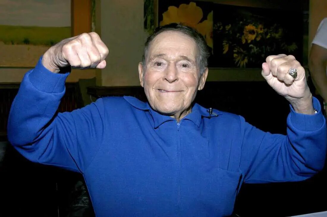 Der Godfather of Fitness: Jack LaLanne Jack LaLanne, geboren 1914 in Kalifornien, hatte nicht immer das Zeug dazu, eine Fitnesslegende zu werden. Er kämpfte in seiner Kindheit mit gesundheitlichen Problemen wie Bluthochdruck und Hautproblemen, doch sein Einstieg ins Gewichtheben als Teenager sollte ihn auf einen transformative Weg bringen. 1936 enthüllte LaLanne inspiriert von seiner persönlichen Reise das erste moderne Fitnessstudio des Landes – ein Refugium, in dem sich jeder, unabhängig von seinem Hintergrund, auf Krafttraining, Ernährung und Fitnesskurse konzentrieren konnte. Fitness im Wohnzimmer In den 1950er Jahren begann eine Revolution in amerikanischen Wohnzimmern. LaLanne startete seine Fernsehshow über Fitness, die …