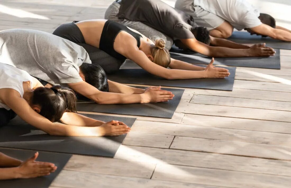 Unsere Yogalehrer und -studios waren anpassungsfähig und genial und haben neue Wege gefunden, um ihre Schüler zu verbinden und weiter zu unterrichten und zu unterstützen. Durch Sperren, technische Probleme und das Lernen, Anpassungen praktisch über den Zoom vorzunehmen. Diesen Monat werfen wir ein Licht auf sie! Im Januar werden wir hier im Blog Studios anbieten und mit Lehrern chatten, um diejenigen zu feiern, die uns im vergangenen Jahr auf dem Boden gehalten haben. Treffen Sie unten die Yogalehrerin Stephanie de Courcy-Hughes. Kannst du uns etwas über dich erzählen? Bevor ich Yogalehrerin wurde, arbeitete ich in verschiedenen Rollen als Support-Mitarbeiter in …