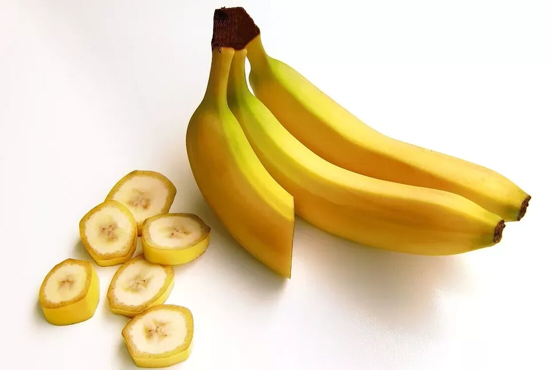 Kalium und sein Einfluss auf den Blutdruck Kalium ist ein lebenswichtiges Mineral, das in vielen Lebensmitteln enthalten ist und eine entscheidende Rolle bei der Aufrechterhaltung eines gesunden Blutdrucks spielt. In diesem Artikel werden wir genauer darauf eingehen, wie Kalium den Blutdruck beeinflusst, warum es wichtig ist, ausreichende Mengen an Kalium zu konsumieren, und welche Lebensmittel kaliumreich sind. Einleitung Der Blutdruck ist der Druck, mit dem das Blut durch unsere Blutgefäße fließt. Ein hoher Blutdruck, auch Hypertonie genannt, ist eine häufige Erkrankung, die zu schweren gesundheitlichen Problemen führen kann, wie z.B. Herzinfarkt, Schlaganfall und Nierenversagen. Es gibt verschiedene Faktoren, die den …