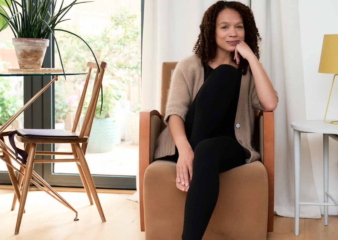 Erzählen Sie uns ein wenig über sich? Hallo, ich bin Zakiya, Gründerin von Mindwalk Yoga, einem Online-Wohlfühlstudio, das ein soziales Unternehmen ist. Ich habe jamaikanische und englische Wurzeln gemischt und lebe in East London. Ich unterrichte Yoga seit 12 Jahren, praktiziere seit über 20 Jahren und mein Fokus liegt jetzt auf Yogatherapie bei Angstzuständen, Traumata und Schlaflosigkeit. Wie sieht ein Tag im Leben von Zakiya aus? Meine Tage sind eine Mischung aus Unterrichten für Mindwalk Yoga, dem Führen des sozialen Unternehmens zusammen mit meinem großartigen Team, viel Schwimmen, Yoga und so viel wie möglich Freunde und Familie zu sehen. In …