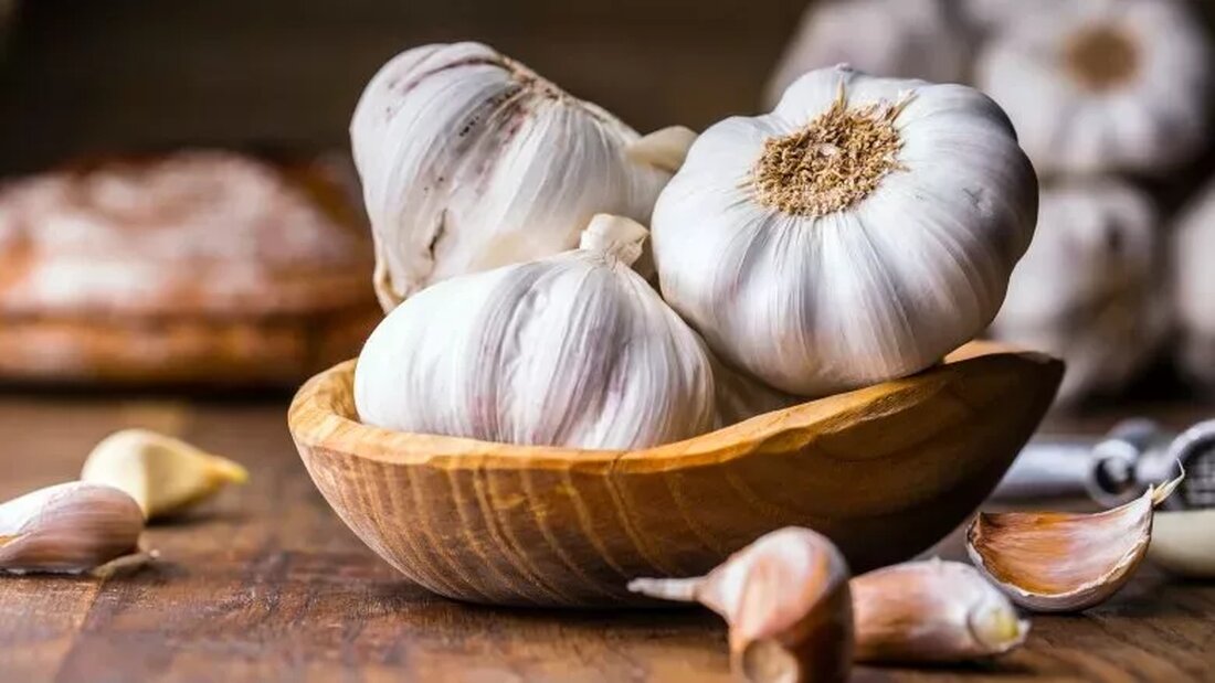 Knoblauch (Allium sativum) ist eine Pflanze, die in der Küche und in der Medizin verwendet wird und vor allem für ihren unverwechselbaren Geschmack und ihr charakteristisches Aroma bekannt ist. Knoblauch wird zwar häufig als Gewürz verwendet, ist aber technisch gesehen ein Gemüse. Als Mitglied der Allium-Familie ist es ein enger Verwandter von Zwiebeln, Schalotten, Lauch und Schnittlauch. Die Vorteile von Knoblauch enden nicht damit, dass man Lebensmitteln Geschmack verleiht. Es ist ein legitimes Superfood, das seit Tausenden von Jahren für eine erstaunliche Vielfalt medizinischer Anwendungen verwendet wird. Geschichte des Knoblauchs Seit über 7.000 Jahren konsumieren Menschen Knoblauch sowohl als Küche als auch als &hellip;