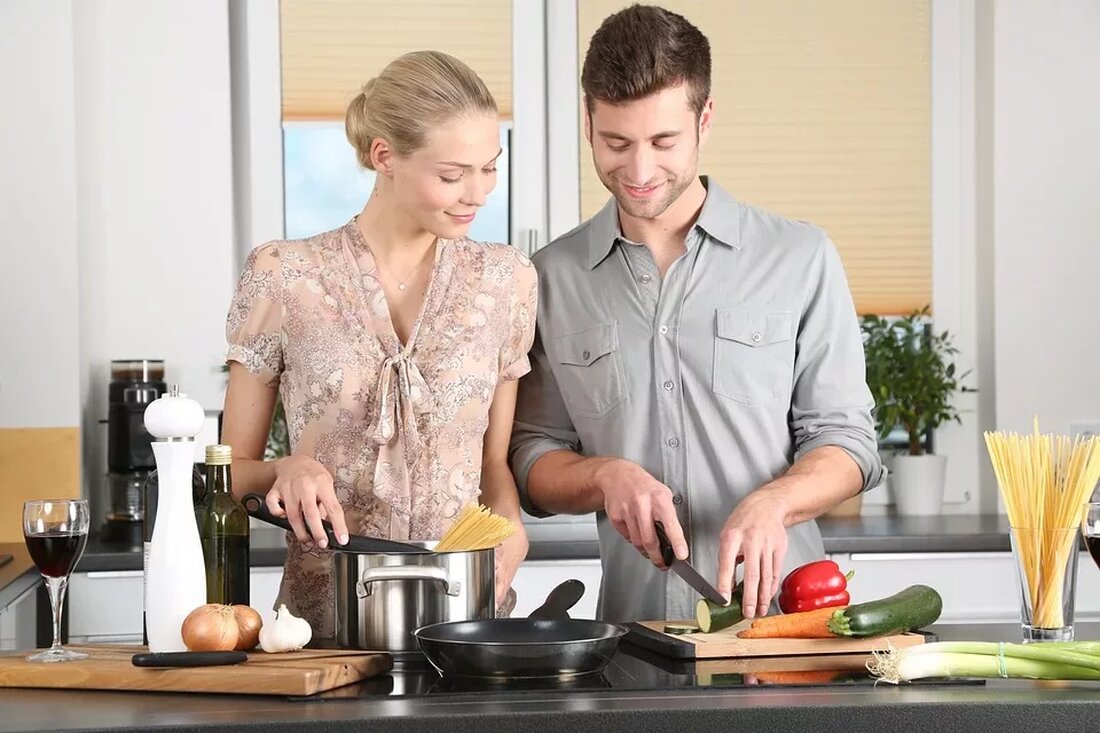 Kochen mit Wildkräutern Wildkräuter sind nicht nur schön anzusehen, sondern können auch eine leckere und gesunde Ergänzung zu unseren Mahlzeiten sein. Sie enthalten oft eine Vielzahl von Nährstoffen und bereichern damit unsere Ernährung. In diesem Artikel erfahren Sie mehr über das Kochen mit Wildkräutern und wie Sie diese nutzen können, um Ihren Gerichten einen einzigartigen Geschmack und eine gesunde Note zu verleihen. Die Vielfalt der Wildkräuter Unter dem Begriff „Wildkräuter“ versteht man Pflanzen, die in der Natur wild wachsen und nicht gezielt angebaut werden. Wildkräuter umfassen eine große Bandbreite an verschiedenen Pflanzen, wie zum Beispiel: Brennnessel, Giersch, Löwenzahn, Bärlauch, Gundermann …