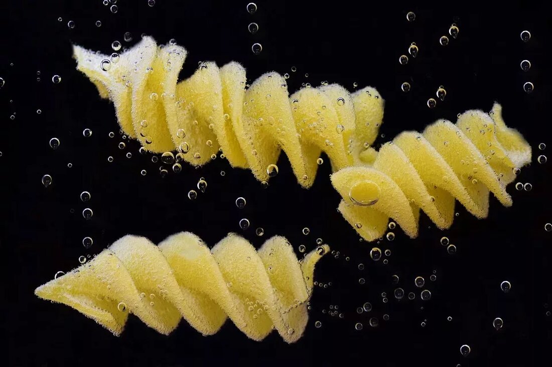 Kohlenhydrate: Einfach vs. Komplex Kohlenhydrate sind ein wesentlicher Bestandteil unserer Ernährung und spielen eine wichtige Rolle für unseren Energiehaushalt. Sie sind in vielen Lebensmitteln wie Brot, Nudeln, Reis, Kartoffeln, Obst und Gemüse enthalten. Kohlenhydrate werden oft in zwei Kategorien eingeteilt: einfache Kohlenhydrate und komplexe Kohlenhydrate. In diesem Artikel werden wir uns genauer mit den Unterschieden zwischen diesen beiden Arten von Kohlenhydraten befassen und ihre Auswirkungen auf unsere Gesundheit betrachten. Was sind Kohlenhydrate? Kohlenhydrate sind eine der drei Makronährstoffe, neben Protein und Fett, die der Körper benötigt, um Energie zu produzieren. Sie bestehen aus Kohlenstoff, Wasserstoff und Sauerstoff. Einfach ausgedrückt sind &hellip;