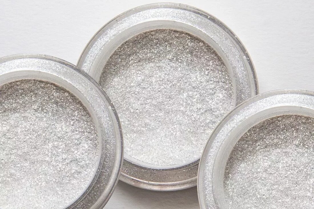 Kolloidales Silber in der Tiergesundheit: Eine Übersicht Einführung Kolloidales Silber ist eine Lösung, die winzige Silberpartikel in destilliertem Wasser enthält. Es wird oft als natürliches Heilmittel zur Unterstützung der Gesundheit von Tieren verwendet. Dieser Artikel bietet eine umfassende Übersicht über die Verwendung von kolloidalem Silber in der Tiergesundheit und beantwortet häufig gestellte Fragen zu diesem Thema. Inhaltsverzeichnis Was ist kolloidales Silber? Wie wirkt kolloidales Silber? Verwendung von kolloidalem Silber in der Tiergesundheit Anwendungsgebiete von kolloidalem Silber bei Tieren Vorteile von kolloidalem Silber Richtige Anwendung von kolloidalem Silber bei Tieren Sicherheit und mögliche Nebenwirkungen Fazit Was ist kolloidales Silber? Kolloidales Silber …