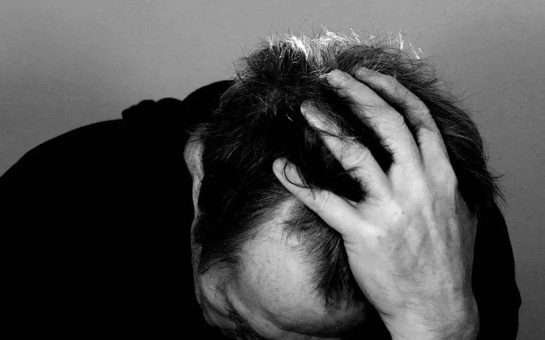 Kopfschmerzen Hausmittel: Natürliche Linderung finden Kopfschmerzen sind ein häufiges Leiden, das Millionen von Menschen weltweit betrifft. Sie können durch verschiedene Faktoren verursacht werden, darunter Stress, Verspannungen, Müdigkeit, Dehydration, bestimmte Nahrungsmittel und sogar Wetteränderungen. Während viele Menschen bei Kopfschmerzen sofort auf Medikamente zurückgreifen, gibt es auch natürliche Hausmittel, die Linderung bieten können. In diesem Artikel werden wir verschiedene effektive Hausmittel gegen Kopfschmerzen diskutieren, die auf natürlichen Zutaten basieren. Inhaltsverzeichnis 1. Ingwertee 2. Entspannungstechniken 3. Ätherische Öle 4. Akupressur 5. Hydration 6. Koffein 7. Pfefferminzöl 8. Entspannungsbad 9. Gesunde Ernährung 10. Bewegung und frische Luft 1. Ingwertee Ingwer ist allgemein bekannt für …