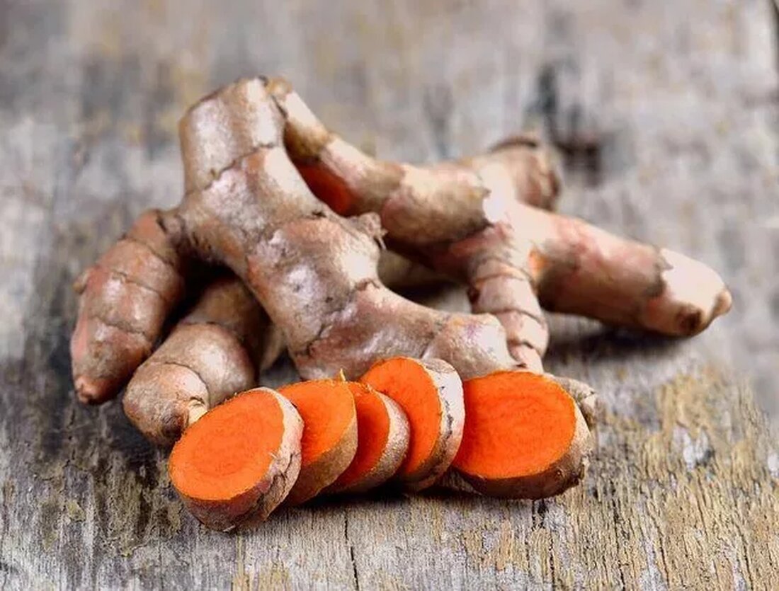 Curcumin ist der Hauptwirkstoff in Kurkuma. Kurkuma ist ein gelb-orange Gewürz, das als herausragende Zutat in der indischen Küche bekannt ist, aber auch starke therapeutische Vorteile bietet. Curcumin ist das Pigment, das für die leuchtend goldene Farbe der Kurkuma und viele ihrer gesundheitlichen Vorteile verantwortlich ist. Curcumin ist ein starkes Antioxidans, das gereiztes Gewebe beruhigt, die Wundheilung unterstützt, schädlichen Organismen widersteht und zur Aufrechterhaltung des Magen-Darm-, Herz-Kreislauf- und Immunsystems beiträgt. (Quelle) Die starke antioxidative Aktivität von Curcumin Oxidativer Stress ist das Ergebnis eines Ungleichgewichts zwischen der Produktion schädlicher freier Radikale durch den Körper und seiner Fähigkeit, diesen entgegenzuwirken. Antioxidantien helfen dabei, dieses Gleichgewicht wiederherzustellen …
