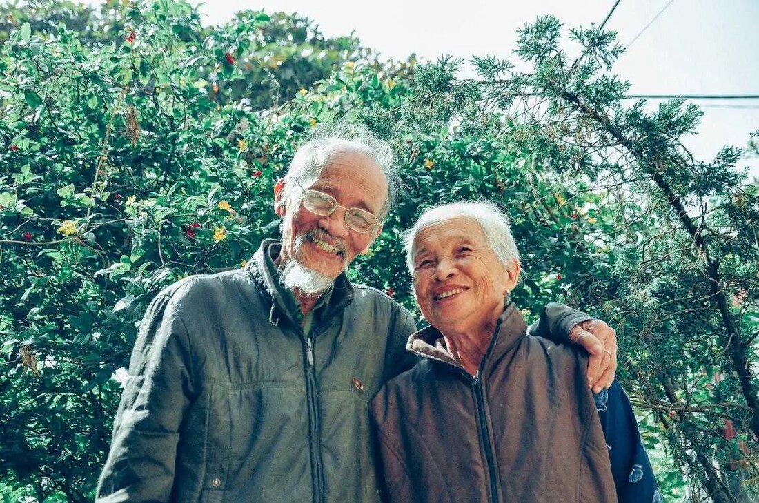 Ein gesunder Lebensstil aus den sogenannten Blue Zones In einer Welt, in der die Lebenserwartung sinkt und ernährungsbedingte Krankheiten weit verbreitet sind, gewinnen die Untersuchungen von Dan Buettner über die am längsten lebenden Gemeinschaften zunehmend an Bedeutung. Seine jüngste Dokumentation „Live to 100: Secrets of the Blue Zones“ gibt uns einen faszinierenden Einblick in das Leben von Hundertjährigen in Orten wie Okinawa und Sardinien. Diese Menschen leben in eng verbundenen Gemeinschaften und zeigen, dass ein einfaches und erfülltes Leben mit gesunden Gewohnheiten erreichbar ist. Auch wenn die vollständige Annahme eines isolierten, naturorientierten Lebensstils für jeden möglicherweise nicht machbar ist, bieten …