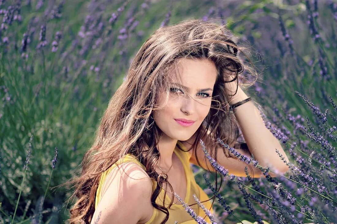 Lavendel: Therapeutische Eigenschaften Lavendel ist eine duftende Pflanze mit lila Blüten und einem angenehmen Aroma. Sie wird seit Jahrhunderten für ihre vielfältigen therapeutischen Eigenschaften geschätzt. Der wissenschaftliche Name des Lavendels ist Lavandula angustifolia, doch er ist auch unter verschiedenen anderen Namen bekannt, wie zum Beispiel echter Lavendel oder schmaler Speik. Lavendel stammt ursprünglich aus dem Mittelmeerraum und wird weltweit für seine vielfältigen Anwendungen in der Aromatherapie, Kosmetik und Medizin geschätzt. Die Hauptbestandteile von Lavendel sind ätherische Öle, die aus den Blüten extrahiert werden. Diese Öle enthalten eine Vielzahl von chemischen Verbindungen wie Linalool, Linalylacetat und Geraniol, die für die therapeutischen …