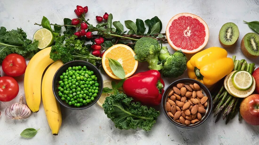 Vitamine sind die vom menschlichen Körper benötigten organischen Verbindungen und gelten als lebenswichtige Nährstoffe, die in bestimmten Mengen benötigt werden. Sie können vom menschlichen Körper nicht in ausreichender Menge synthetisiert werden; sie müssen also über die Nahrung aufgenommen werden. Es sind dreizehn verschiedene Arten von Vitaminen bekannt, die nach ihrer biologischen und chemischen Aktivität klassifiziert werden. Jeder von ihnen hat eine bestimmte Funktion in unserem Körper. Folsäure spielt eine entscheidende Rolle beim Zellwachstum und der Zellentwicklung durch viele Reaktionen und Prozesse, die im Körper ablaufen, z. B. Histidin-Zyklus, Serin- und Glycin-Zyklus, Methionin-Zyklus, Thymidylat-Zyklus und Purin-Zyklus. Wenn dem Körper Folsäure fehlt, werden alle oben erwähnten Zyklen unwirksam …