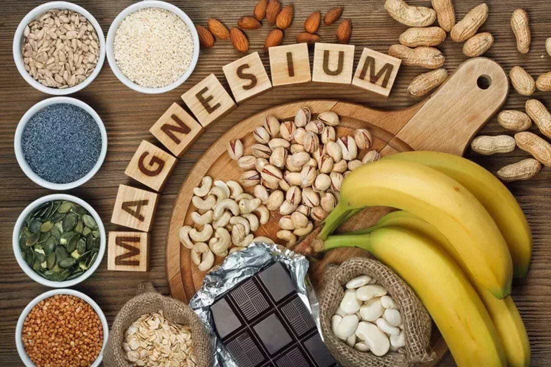 Magnesium ist ein essentieller Mineralstoff, der eine wichtige Rolle für die menschliche Gesundheit spielt. Während es für über 600 Funktionen im Körper verantwortlich ist – einschließlich des Energiestoffwechsels und der Bildung von Proteinen – schätzen Experten, dass etwa 50% der Menschen einen Mangel haben. Da es eine wichtige Rolle bei der Immunantwort, der Knochengesundheit, der Muskelleistung, der Blutzuckerregulierung und vielen anderen Funktionen spielt, ist es wichtig, dass Sie genügend Magnesium haben. Die gute Nachricht ist, dass es eine Vielzahl von Lebensmitteln gibt, die reich an Magnesium sind. Indem Sie diese in Ihre Ernährung aufnehmen, können Sie sicherstellen, dass Sie sich …