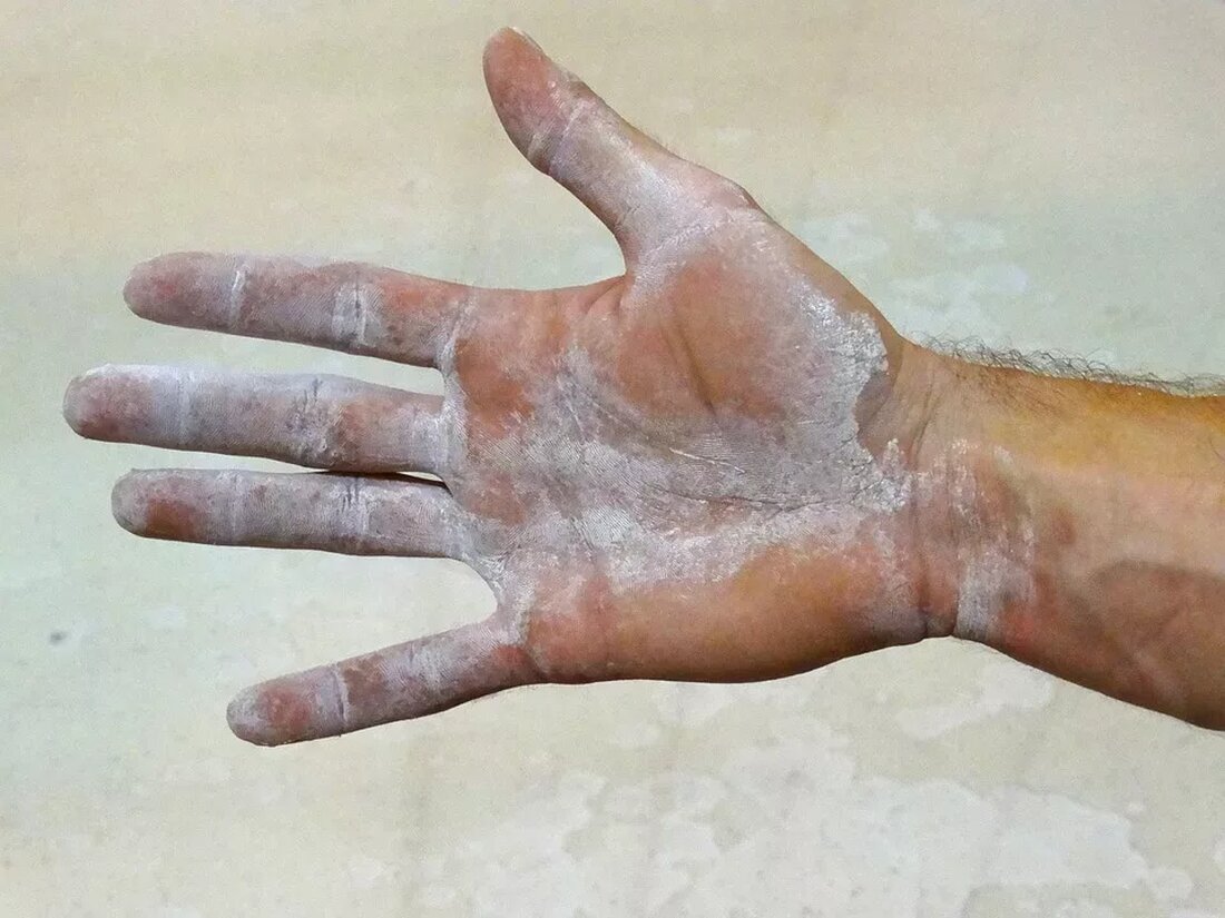 Magnesium und seine Auswirkungen auf den Schlaf Magnesium ist ein essentielles Mineral, das in unserem Körper eine Vielzahl von wichtigen Funktionen erfüllt. Eine dieser Funktionen ist die Regulierung des Schlafs. In diesem Artikel werden wir genauer betrachten, wie Magnesium den Schlaf beeinflusst und welche Auswirkungen ein Mangel oder eine ausreichende Zufuhr von Magnesium haben kann. Die Bedeutung von Magnesium für den Körper Magnesium ist an über 300 enzymatischen Reaktionen im Körper beteiligt und spielt eine entscheidende Rolle bei der Aufrechterhaltung des Energiestoffwechsels, der Muskelfunktion und der Knochengesundheit. Es ist auch an der Regulierung von Neurotransmittern beteiligt, die eine wichtige Rolle …