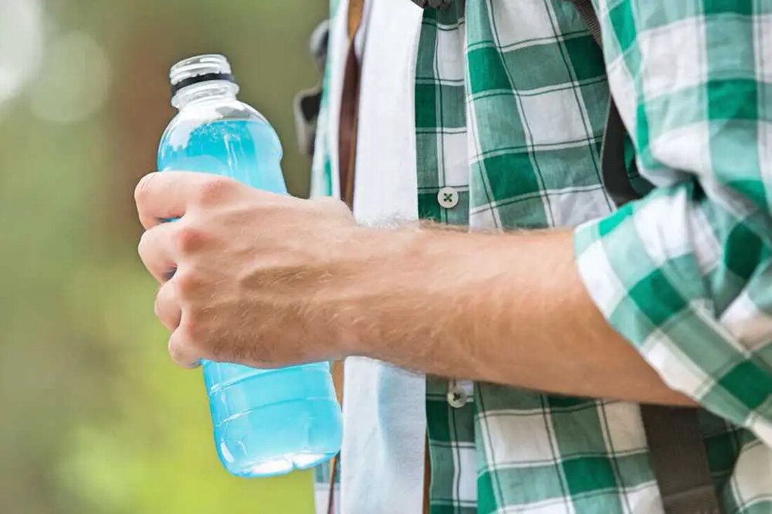 Ein faszinierender medizinischer Fallbericht hat einen Fall ans Licht gebracht, bei dem ein Mann eine große Flasche NOS Octane Booster mit einem normalen Energy-Drink verwechselte und ihn konsumierte. Der fragliche Mann, ein 54-jähriger Einwohner von Seattle, Washington, wurde eilig in die Notaufnahme gebracht, nachdem er unter Krampfanfällen gelitten hatte und starke Unruhe zeigte. Normalerweise würden diese Symptome eine umfassende Untersuchung erfordern, um die Ursache zu ermitteln, aber in diesem speziellen Fall war die Ursache seiner Beschwerden offensichtlich: eine Flasche NOS Octane Booster Racing Formula. „Sein Partner berichtete, dass er die Substanz unter dem falschen Eindruck konsumiert habe, es handele sich …
