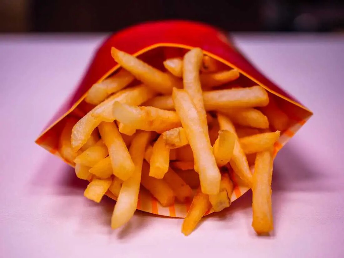 Dies könnte Sie vor ein kleines Rätsel stellen. Der beliebte TikToker Jordan Howlett, berühmt für seine faszinierenden „Fast-Food-Geheimnisse“, hat seinen 9 Millionen Followern eine bombastische Enthüllung hinterlassen: Die „weltberühmten Pommes“ von McDonald’s sind möglicherweise nicht so vegetarisch, wie wir dachten. Diese möglicherweise bahnbrechende Information, die auf einen der Schlüsselaspekte der globalen Anziehungskraft von McDonald’s abzielt, hat die Fast-Food-Welt bis ins Mark erschüttert. Die umstrittene Zutat: „Natürliches Rindfleischaroma“ Howlett, 26, weist auf eine Zutat namens „natürliches Rindfleischaroma“ hin, die auf der US-amerikanischen Online-Speisekarte des Unternehmens zu finden ist. Er behauptet, dass dies der Grund sei, „warum McDonald’s-Pommes anders schmecken als die …