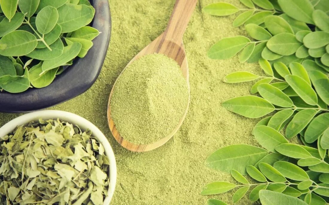Was ist Moringa? Moringa, auch Trommelstock, Meerrettichbaum, oder Wunderbaum genannt, stammt aus Nordindien, wo es im Ayurveda seit langem verwendet wird. Moringa wird für seine zahlreichen nützlichen Nährstoffe geschätzt, darunter Vitamine, Mineralien und Proteine. Moringa ist seit der Antike ein Mittel der Volksmedizin und wird heute als beliebtes Nahrungsergänzungsmittel überall in der Küche eingesetzt. Unsere Empfehlung: (Link entfernt) Gesundheitliche Vorteile von Moringa Moringa enthält eine große Menge an Vitamin C und Kalium und ist auch eine Quelle für Kalzium, Eisen, Protein und Aminosäuren. Moringa ist voller Antioxidantien und kann das Immunsystem stärken. ((Link entfernt)) Aufgrund seines hohen Nährstoffgehalts wurde Moringa zur …