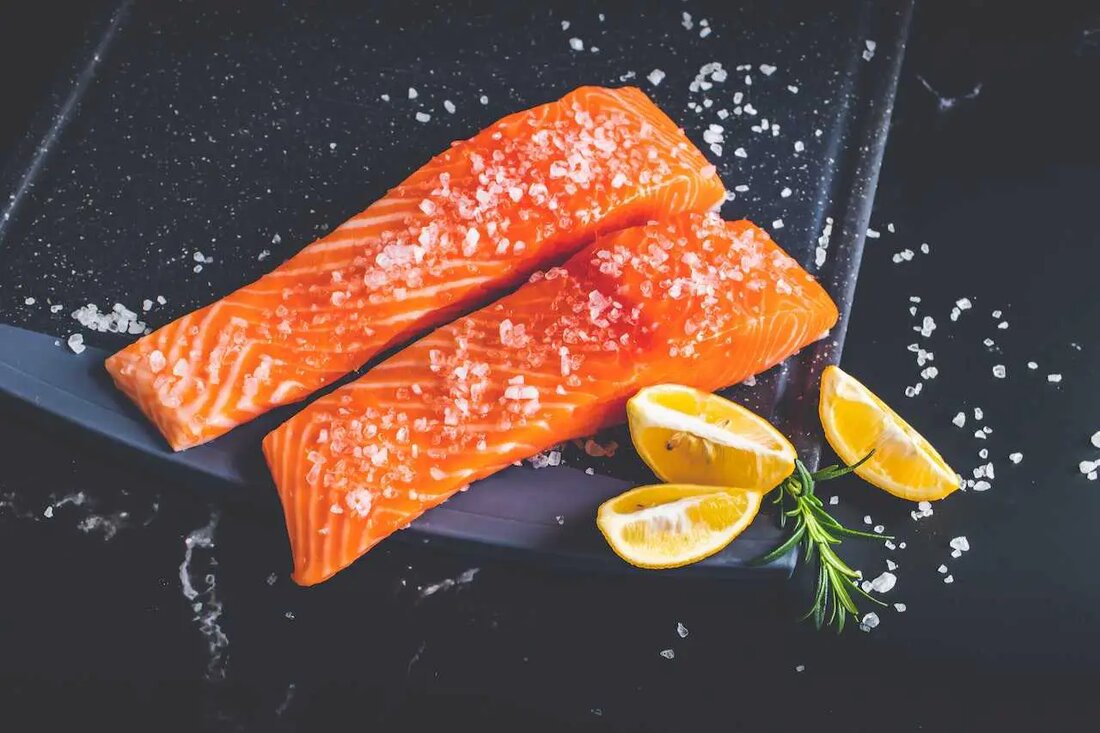 Wie ist 3D-gedruckter veganer Lachs möglich? Revo Foods, das innovative Start-up für Lebensmitteltechnologie, das für diese Kreation verantwortlich ist, hat das Produkt &#8222;THE FILET &#8211; Inspired By Salmon&#8220; genannt. Der CEO des Unternehmens, Robin Simsa, äußerte in einer Erklärung: &#8222;Mit dem Meilenstein des 3D-Lebensmittel-Drucks im industriellen Maßstab betreten wir eine kreative Ernährungsrevolution, eine Ära, in der Lebensmittel genau nach den Bedürfnissen der Kunden hergestellt werden.&#8220; Diese Entwicklung bedeutet einen transformativen Ansatz zur Lebensmittelproduktion, der sich auf Individualisierung und Nachhaltigkeit konzentriert. Um diese bemerkenswerte Leistung zu erreichen, hat Revo Foods mit einem anderen Start-up namens Mycorena zusammengearbeitet, das sich auf die &hellip;
