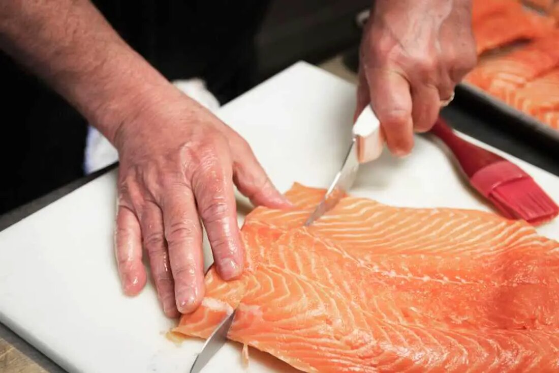 Ein Revolutionäres Experiment stößt auf Widerstand Eine der bahnbrechendsten Innovationen in der Fischereiindustrie der letzten Zeit ist die Einführung von genetisch verändertem (GV) Lachs. AquaBounty Technologies, das Unternehmen hinter dieser Pionierarbeit, hat genetisch veränderten Lachs entwickelt, der schneller wächst als seine nicht-GV-Kollegen und damit die Lachsindustrie neu gestalten will. Trotz des technologischen Fortschritts sieht sich der GV-Lachs verschiedenen Hindernissen gegenüber, darunter juristischen Auseinandersetzungen und der Skepsis der Verbraucher. Ein Produktionsstopp: Ein Sieg für Anti-GVO-Aktivisten Laut einem Bericht von CBC Canada hat AquaBounty kürzlich beschlossen, die Produktion von GV-Lachs in seiner Anlage in Prince Edward Island, Kanada, einzustellen. Die Anlage, die …