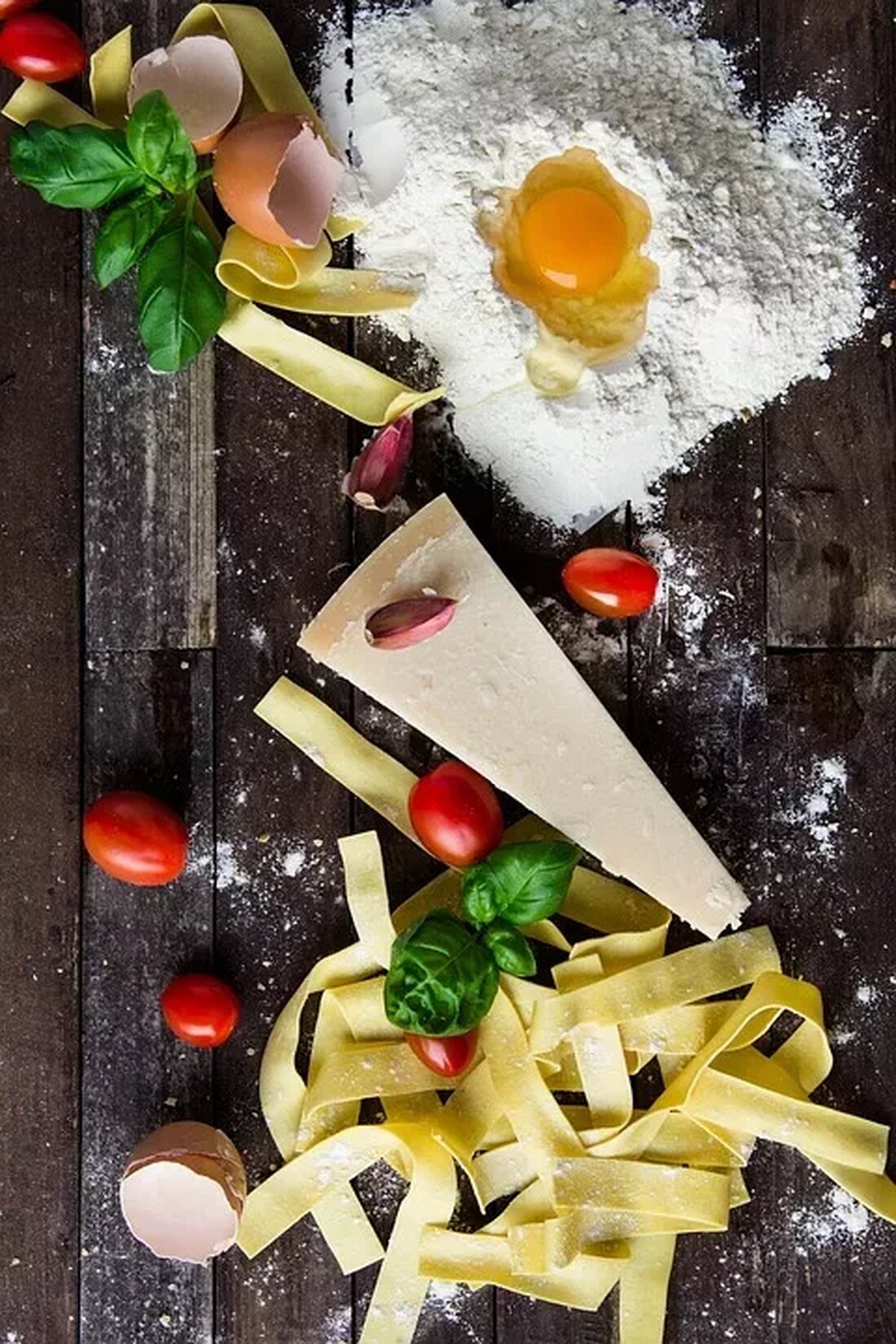 Rezepte für Kräutertees Kräutertees sind seit langem für ihre wohltuenden Eigenschaften bekannt. Sie können nicht nur zur Linderung von verschiedenen Beschwerden beitragen, sondern auch eine angenehme Entspannung bieten. In diesem Artikel präsentieren wir Ihnen einige beliebte Rezepte für Kräutertees. Kamillentee Kamillentee ist einer der bekanntesten und am häufigsten verwendeten Kräutertees. Er wird aus den getrockneten Blüten der Kamille hergestellt und ist für seinen beruhigenden und entspannenden Effekt bekannt. Kamillentee wird oft bei Schlafproblemen oder zur Linderung von Magenbeschwerden eingesetzt. Um Kamillentee zuzubereiten, nehmen Sie eine Handvoll getrockneter Kamillenblüten und übergießen Sie diese mit heißem Wasser. Lassen Sie den Tee für …