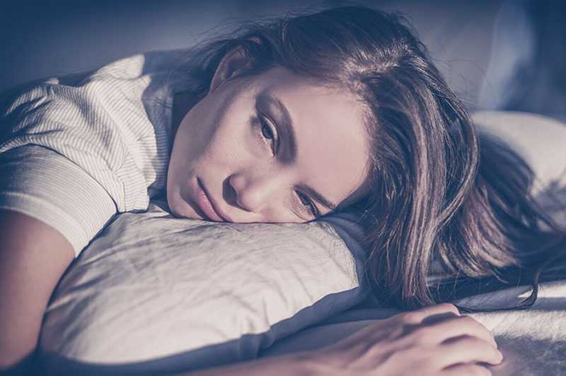 Haben Sie das Gefühl, dass Ihre Stimmung von der Jahreszeit abhängt? Wenn ja, leiden Sie möglicherweise an einer Erkrankung, die als saisonale affektive Störung (SAD) bekannt ist. Dieser Zustand kann depressionsähnliche Symptome wie Müdigkeit, Gewichtszunahme und niedrige Energie verursachen. Während die meisten Menschen im Winter einige Stimmungsschwankungen erfahren, erleben diejenigen mit SAD intensive und allgegenwärtige Symptome, die ihr tägliches Leben stören können. In diesem Artikel werfen wir einen genaueren Blick auf SAD, einschließlich seiner Symptome, Ursachen, Risikofaktoren, Diagnose, Behandlungen und wann Sie Hilfe suchen sollten. Was ist eine saisonale affektive Störung (SAD)? Saisonal affektive Störung (SAD) ist eine Art von …