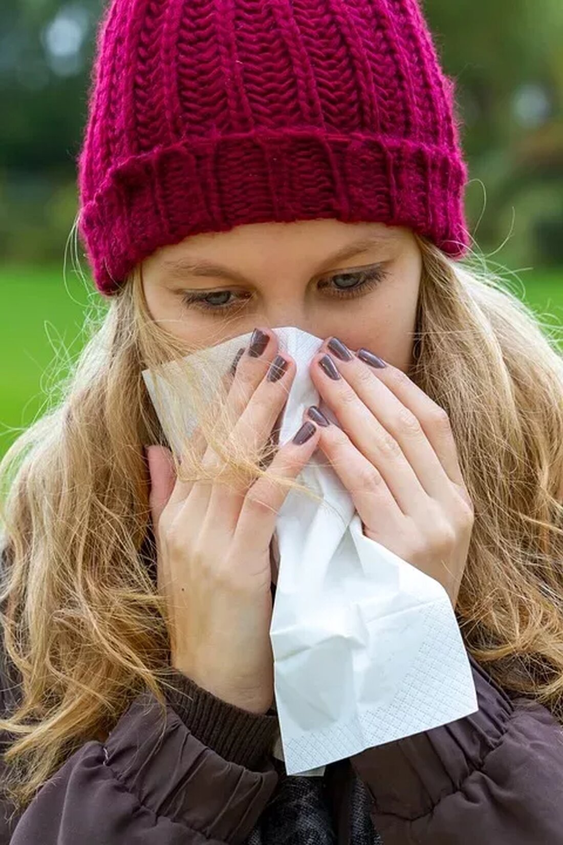 1: Schnupfen ist eine häufige Erkrankung, die durch Viren verursacht wird und typischerweise mit Symptomen wie verstopfter Nase, Niesen und Nasenausfluss einhergeht. Verschiedene Faktoren wie kalte Temperaturen, schwaches Immunsystem und Kontakt mit infizierten Personen können zur Entstehung von Schnupfen beitragen.
2: Es gibt eine Vielzahl von natürlichen Hausmitteln, die zur Linderung von Schnupfen eingesetzt werden können. Dazu gehören beispielsweise Dampfinhalationen mit ätherischen Ölen, das Trinken von warmen Flüssigkeiten und das Einnehmen von bestimmten Kräutern und Nahrungsergänzungsmitteln.
3: Um Schnupfen vorzubeugen und seine Heilung zu unterstützen, sollten Maßnahmen wie regelmäßiges Händewaschen, ausgewogene Ernährung und ausreichend Schlaf getroffen werden. Darüber hinaus können bestimmte verhaltensbezogene Tipps wie das Vermeiden von Menschenmassen und das Tragen einer Gesichtsmaske hilfreich sein, um die Verbreitung von Schnupfenviren zu reduzieren.