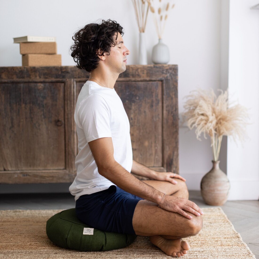 Was bedeutet „Selbstfürsorge“ für Sie? Für einige mag es Bilder von Schaumbädern und Massagen heraufbeschwören; für andere mag es wie ein dynamischer Yoga-Kurs und grüner Saft aussehen; und für andere mag es einfach so aussehen, als würde man eine anständige Nachtruhe bekommen. Der Begriff „Self-Care“ hat sich in den letzten Jahren einen festen Platz im Zentrum der Wellbeing-Welt erobert und sich als wichtiger Teil der Gesundheit etabliert. Während Selbstfürsorge in der Tat ein wesentlicher Bestandteil des Wohlbefindens ist, konzentriert sich das meiste davon auf das körperliche Wohlbefinden in Form von Bewegung, Ernährung oder Schlaf, wobei vergessen wird, dass es neben …