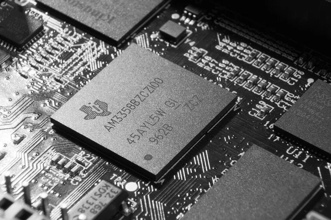 Silizium und seine Rolle in der Kollagenproduktion Silizium spielt eine wichtige Rolle in der Kollagenproduktion im menschlichen Körper. Kollagen ist das häufigste Protein im menschlichen Körper und spielt eine entscheidende Rolle bei der Erhaltung der Gesundheit und Festigkeit von Geweben wie Haut, Knochen, Sehnen und Knorpeln. Silizium ist ein lebenswichtiges Spurenelement, das für die Kollagenbildung und -erhaltung essenziell ist. In diesem Artikel werden wir uns genauer mit der Bedeutung von Silizium für die Kollagenproduktion beschäftigen. Was ist Silizium? Silizium ist ein chemisches Element mit dem Symbol Si und der Ordnungszahl 14 im Periodensystem. Es ist das zweithäufigste Element in der …