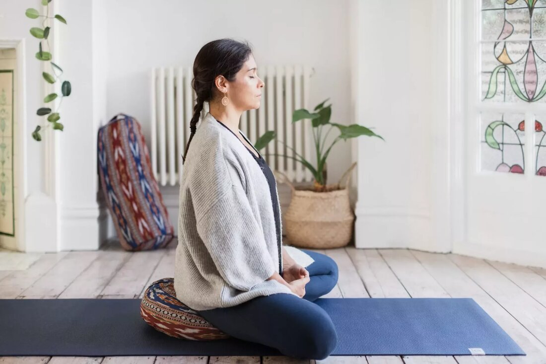 Zu Beginn eines jeden Jahres ist es leicht, sich in den Ansturm von Medienwerbung zu verwickeln, die verschiedene Gewichtsabnahmeprogramme, intensive Trainingspläne, „Wunder“ -Körpertransformationen und Entgiftungen anpreist. Nach einer festlichen Zeit des Genusses und der Gemütlichkeit sind wir anfälliger dafür, uns wegen unseres Körpers schuldig zu fühlen, und tappen eher in die Falle, Vorsätze für das Jahr zu fassen, die sich nur darauf konzentrieren, uns selbst zu bestrafen, anstatt uns selbst zu ehren und zu lieben. Anstatt Diätwerbung zu hören, was wäre, wenn Sie sich dieses Jahr nach innen wenden und darauf hören würden, was Ihr Körper wirklich braucht? In der …
