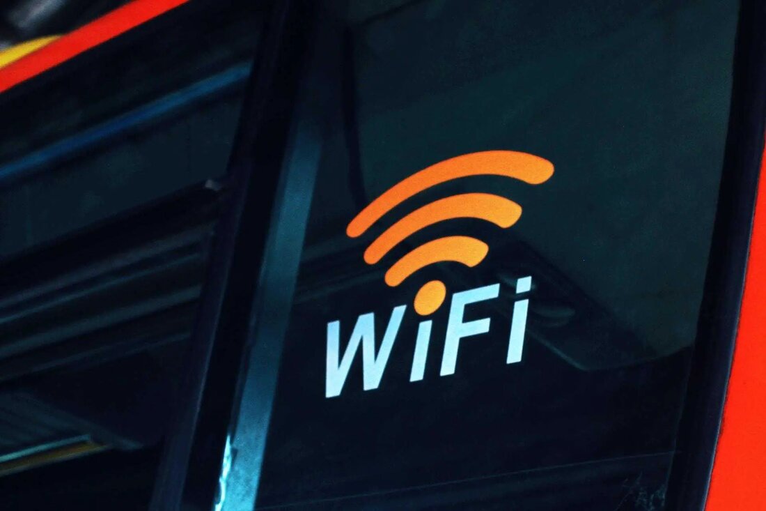 Wi-Fi Strahlung und unsere Gesundheit: Sollten wir uns Sorgen machen? In der digitalen Welt, in der wir leben, hat ein stabiles Wi-Fi-Signal von einer bloßen Bequemlichkeit zu einem unverzichtbaren Bestandteil unseres Alltagslebens entwickelt. Ob wir von zu Hause aus arbeiten, unsere Lieblingssendungen streamen oder mit unseren Lieben auf der ganzen Welt in Verbindung bleiben, Wi-Fi hält uns mit der digitalen Welt verbunden. Aber wie bei jedem technologischen Wunder können die Signale, die uns miteinander verbinden, durch die Umgebung beeinflusst werden, in der sie existieren. Während für viele Menschen die Hauptanliegen darin bestehen, einen unterbrechungsfreien Surfen oder Streaming zu gewährleisten, gibt …