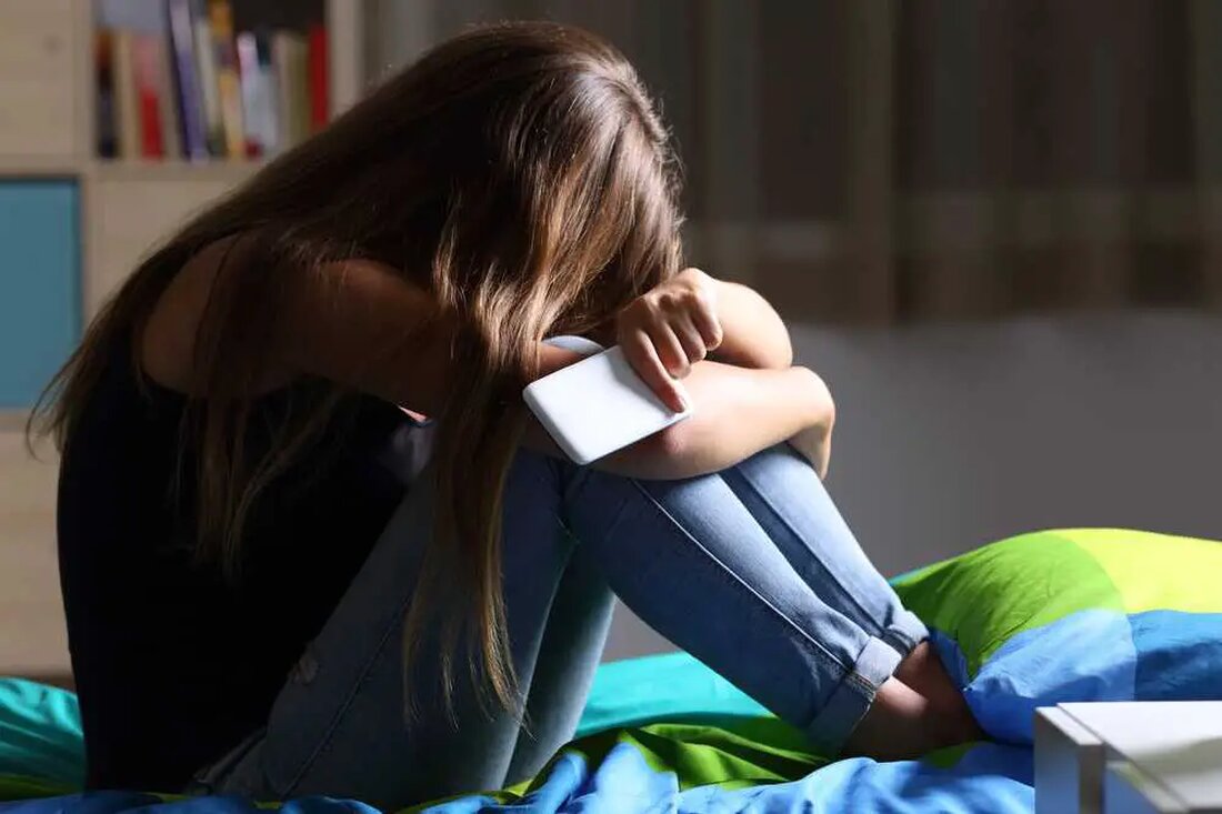 Der bekannte Verfechter der psychischen Gesundheit, Generalchirurg Vivek Murthy, warnte vor den Auswirkungen sozialer Medien auf die psychische Gesundheit von Jugendlichen. Er betont, dass die zunehmende Nutzung sozialer Medien vor allem zu einem Anstieg von Problemen wie Depressionen und Angstzuständen bei der amerikanischen Jugend führt. Murthys jüngster Bericht, der am Dienstag veröffentlicht wurde, wirft ein Schlaglicht auf die zunehmende Besorgnis über die Auswirkungen des Social-Media-Engagements auf das psychische Wohlbefinden von Kindern und Jugendlichen. Sie plädiert für eine stärkere Beteiligung von politischen Entscheidungsträgern und Social-Media-Unternehmen, um Eltern bei der Kontrolle und Verwaltung des Social-Media-Konsums junger Menschen zu unterstützen. Murthy erkennt die …