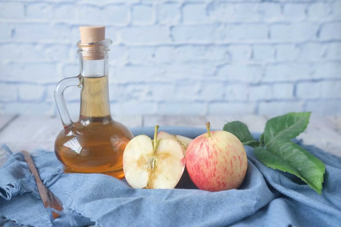 Der gesunde Start in den Tag mit Apfelessig In der Wellness- und Ernährungswelt hat kaum ein Inhaltsstoff so viel Aufmerksamkeit erregt wie der bescheidene, aber kraftvolle Apfelessig. Es ist ein Elixier, das den Weg in unzählige Küchen gefunden hat und für seine potenziellen gesundheitlichen Vorteile gelobt wird. Aber was wäre, wenn wir Ihnen sagen würden, dass dieses beliebte Küchenschrank-Basisprodukt die perfekte Ergänzung für Ihre morgendliche Routine sein könnte? In diesem Blogbeitrag begeben wir uns auf eine Reise durch die Welt des Frühstücks mit Apfelessig und erkunden seine zahlreichen Vorteile und köstlichen Möglichkeiten, ihn in Ihre morgendlichen Mahlzeiten einzubauen. Begleiten Sie &hellip;