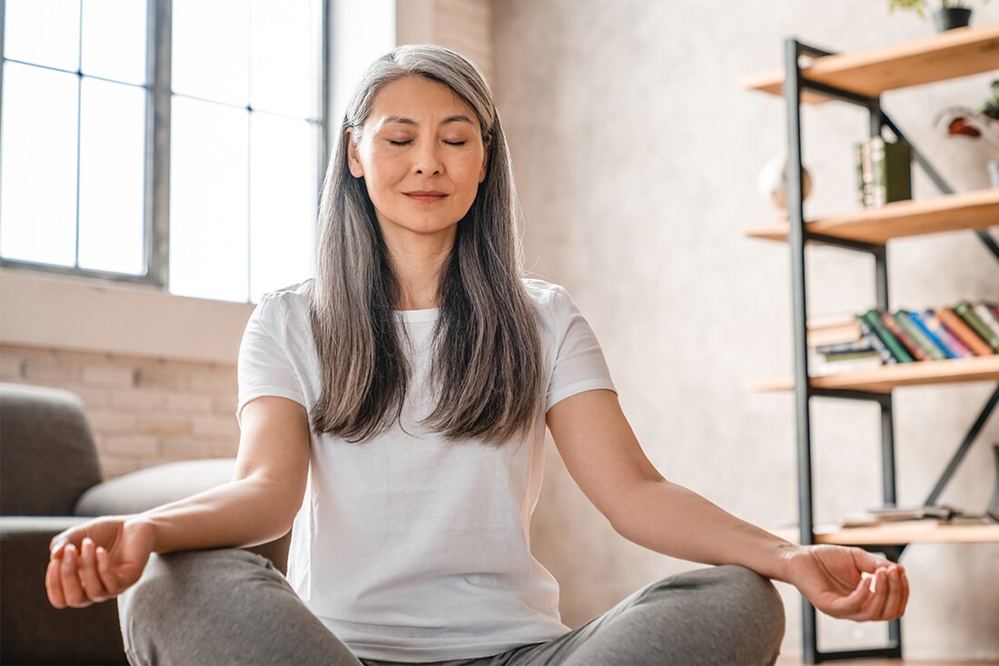 April ist Stressbewusstseinsmonat und man kann mit Sicherheit sagen, dass die letzten 12 Monate unsere Belastbarkeit und unsere Fähigkeit, mit Stress umzugehen, in Frage gestellt haben! Covid-19 hat unsere Welt auf den Kopf gestellt, da wir uns mit Dingen wie Heimunterricht, Isolation, finanziellen Sorgen, Verlust von Arbeitsplätzen, sozialer Distanzierung und zahlreichen Sperren befassen mussten. Das Niveau von Stress, Depressionen und Angstzuständen stieg während der Sperrung für Betreuer und Eltern, die zu Hause zur Schule gingen. Hinzu kommt das zunehmende Gefühl der Einsamkeit in Großbritannien, bei dem jeder vierte Erwachsene feststellt, dass er sich in den letzten zwei Wochen einsam gefühlt …