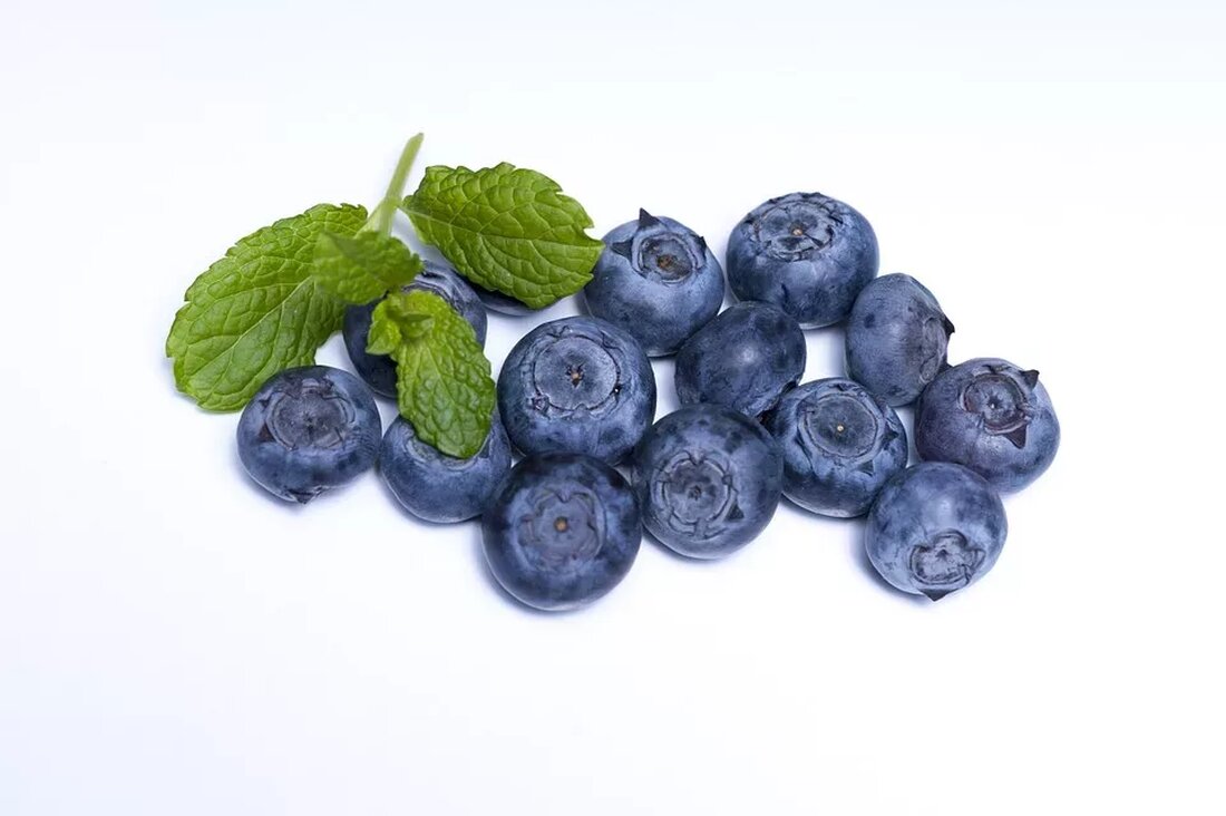 Superfoods: Marketing-Hype oder Gesundheits-Boost? Superfoods sind seit einigen Jahren immer beliebter geworden und werden oft als Wundermittel für die Gesundheit angepriesen. Doch sind diese Lebensmittel wirklich so überlegen wie behauptet wird oder handelt es sich hierbei lediglich um einen cleveren Marketing-Trick? In diesem Artikel sollen die wichtigsten Aspekte rund um Superfoods beleuchtet werden und ob sie tatsächlich einen Gesundheits-Boost bieten können. Was sind Superfoods? Superfoods sind Lebensmittel, die einen besonders hohen Gehalt an Nährstoffen aufweisen und somit als besonders gesundheitlich wertvoll gelten. Sie sollen einen positiven Effekt auf Körper und Geist haben und bei regelmäßigem Konsum zu einer Verbesserung des …