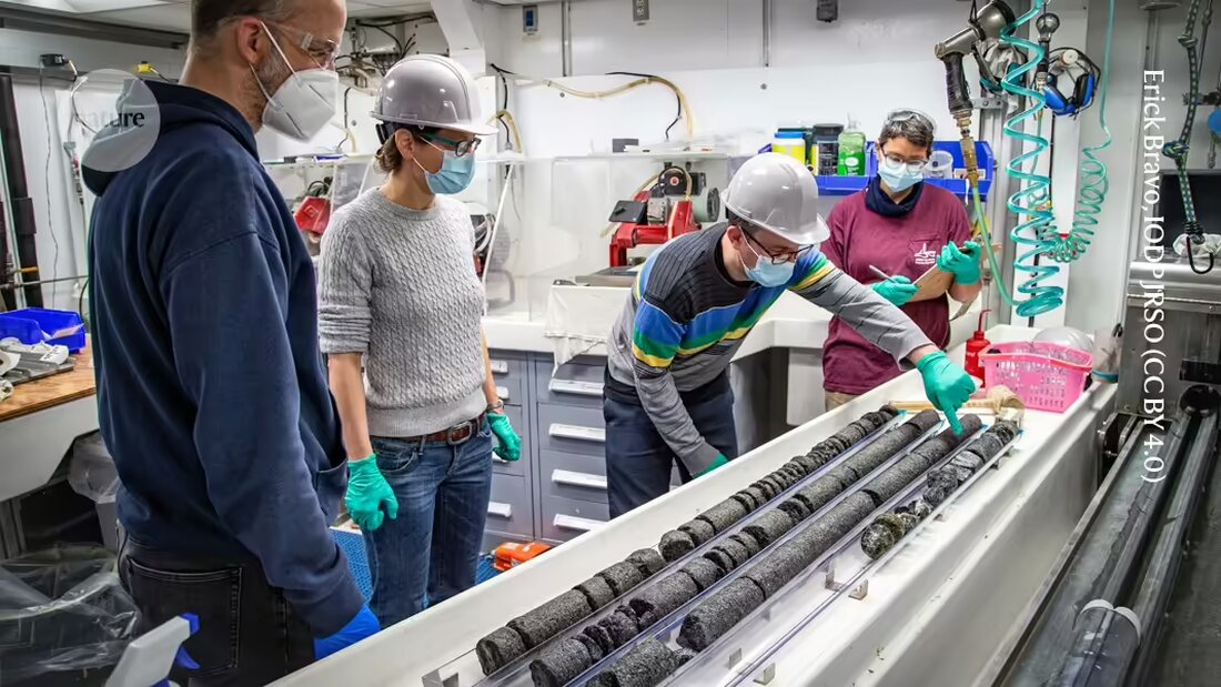 Tauchen Sie ein in die faszinierende Welt der Tiefsee-Bohrung, die Geowissenschaftlern bahnbrechende Einblicke in die Zusammensetzung der Erde bietet. Erfahren Sie mehr über die Expedition, bei der Wissenschaftler einen beispiellosen 1.268 Meter langen Probenkern von Mantelgestein aus dem Atlantikboden gewonnen haben. Entdecken Sie, wie diese Entdeckungen helfen, unser Verständnis von der Bildung und Evolution unseres Planeten zu vertiefen.