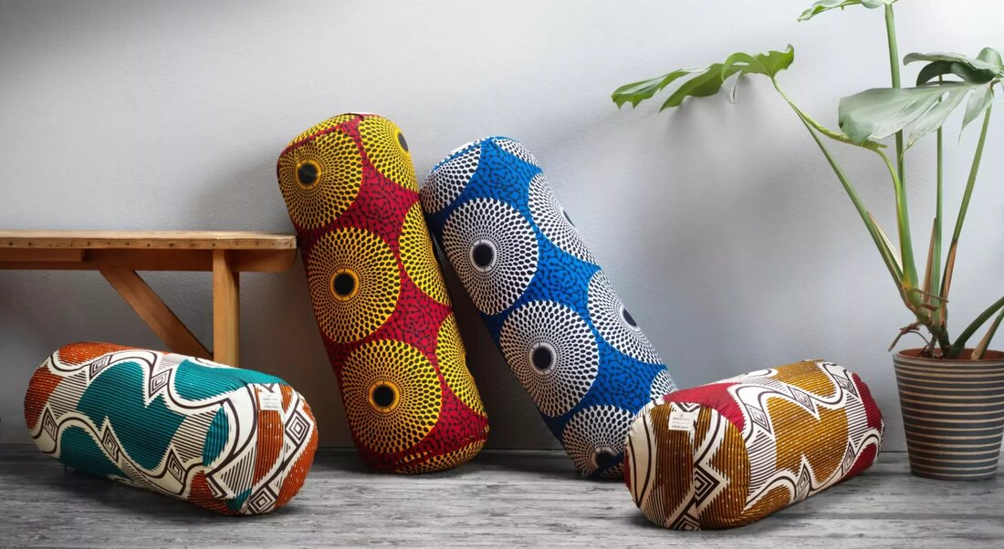 Sie ist das Gehirn hinter einigen der schönsten traditionellen afrikanischen Wachsdruckmuster und verwandelt alltägliche Haushaltswaren in farbenfrohe, leuchtende Farben, um den Black History Month jetzt und für immer zu feiern. Sie hat den Yogamatters Essentials ihre Handschrift verliehen und unsere originalen Yogamatters Nackenrollen in druckvolle Must-haves für Ihr Zuhause verwandelt. „Als wir Natalie zum ersten Mal trafen, wussten wir sofort, dass wir zusammenarbeiten wollten. Wir lieben es, wie Natalie ihre Leidenschaft für Haushaltswaren mit ihrem afrikanischen Erbe kombiniert. Die Idee für diese African Print-Kollektion war schon eine Weile im Entstehen, und es war wichtig, unsere Werte zu respektieren und sowohl …