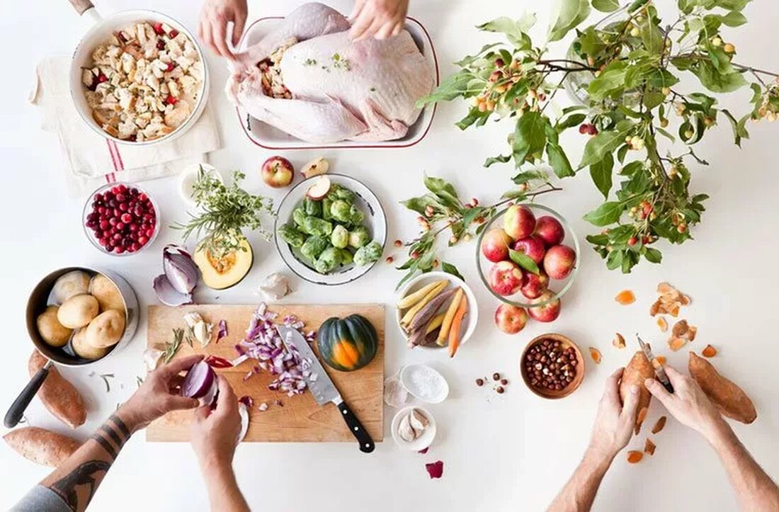 Tryptophan ist eine essentielle Aminosäure und die am wenigsten vorkommende Aminosäure in Lebensmitteln. Es wird vom Gehirn verwendet, um Serotonin zu produzieren; Es ist ein natürliches Entspannungsmittel, hilft bei der Linderung von Schlaflosigkeit, reduziert Angstzustände und Depressionen und hilft bei der Behandlung von Migränekopfschmerzen. Da dieses Thema sehr komplex ist, werden wir unseren Bericht in 3 Artikel zusammenfassen, wovon dieser der Erste ist und die Grundlegendsten Infos und Warnungen enthält, sowie die geeignetsten Anwendungsgebiete. Die reichsten Nahrungsquellen sind Fisch, Fleisch, Milchprodukte, Eier, Nüsse und Weizenkeime, aber Tryptophan neigt dazu, in den meisten Proteinen haften zu bleiben. Hohe Maisdiäten wurden mit völligen Mangelerscheinungen in Verbindung gebracht. Die RDA für Tryptophan beträgt 0,2g pro Tag, während die durchschnittliche tägliche …