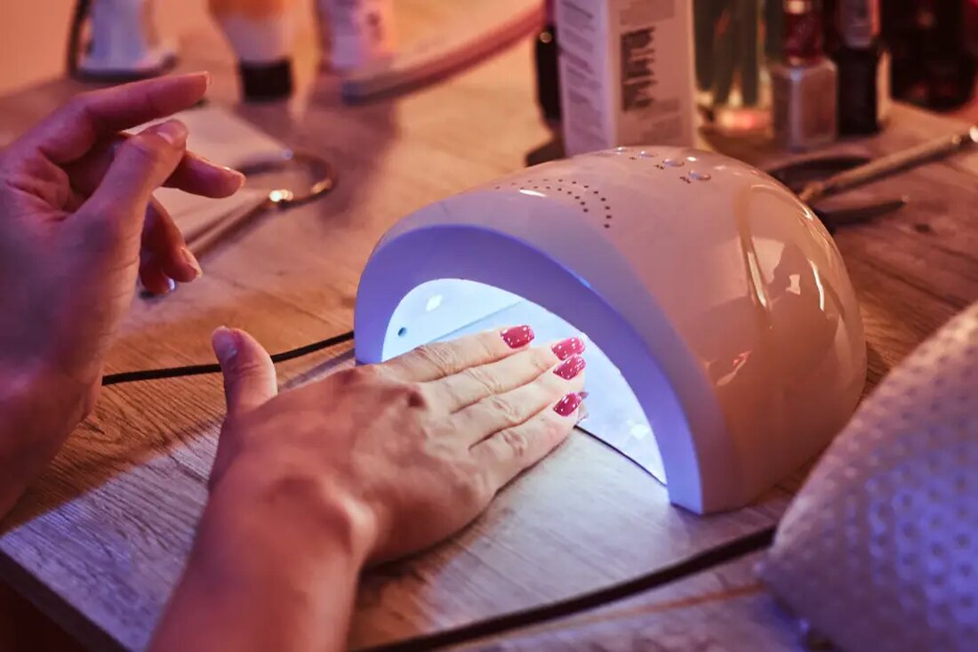 Gel-Maniküren und die Gefahr der UV-Nageltrockner In der Welt der Schönheitspflege sind Gel-Maniküren aufgrund ihrer langanhaltenden und glänzenden Optik äußerst beliebt geworden. Doch wie bei vielen Dingen im Leben, besteht oft ein Kompromiss zwischen Bequemlichkeit und Gesundheit. Forscher der University of California San Diego werfen nun einen Schatten auf die Sicherheit dieser begehrten Maniküren, indem sie auf die potenziellen Schäden der im Nagelstudio häufig verwendeten UV-Nageltrockner hinweisen. Unter dem Mikroskop: Schädigen UV-Nageltrockner die DNA? Die betreffenden Nageltrockner verwenden ein spezifisches Spektrum ultravioletten Lichts (340-395 nm), um den Trocknungs- und Aushärtungsprozess von Gel-Maniküren zu beschleunigen. Bisherige Bedenken bezüglich UV-Geräten konzentrierten sich …