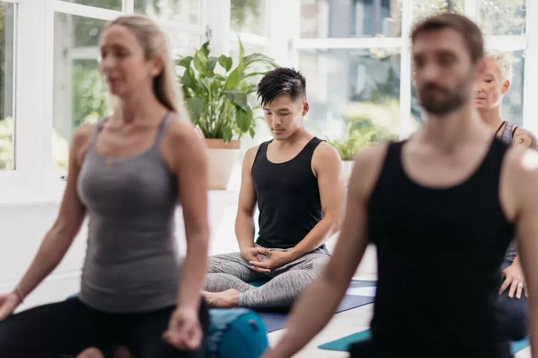 Sowohl Männer als auch Frauen leiden unter Depressionen, Angstzuständen und anderen psychischen Erkrankungen, aber ihre Symptome können sehr unterschiedlich sein. Da Männer, die depressiv sind oder unter Angstzuständen leiden, eher wütend oder aggressiv als traurig erscheinen, erkennen ihre Familien, Freunde und sogar ihre Ärzte den Ärger oder die Aggression möglicherweise nicht immer als Depressions- oder Angstsymptome. Darüber hinaus ist es weniger wahrscheinlich, dass Männer als Frauen Depressionen erkennen, darüber sprechen und sich behandeln lassen. Depressionen und Angstzustände betreffen jedoch eine große Anzahl von Männern. Aus diesem Grund ist die Bewegung, Männer dabei zu unterstützen, die Zeichen zu erkennen und ihre …
