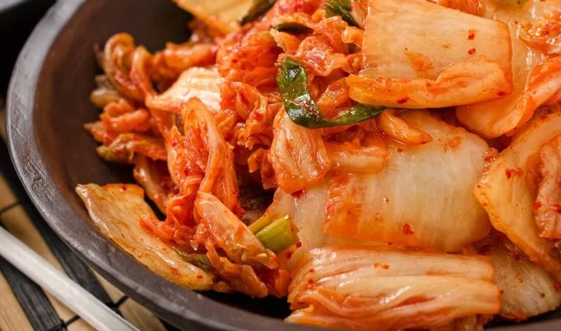 Kimchi ist eine traditionelle koreanische fermentierte Beilage aus verschiedenen Gemüsesorten und Gewürzen. Es wird seit Jahrhunderten in der koreanischen Küche verwendet und gewinnt jetzt in der westlichen Welt an Popularität. Es gibt viele potenzielle gesundheitliche Vorteile, die mit dem Verzehr von Kimchi verbunden sind, wie z. B. eine verbesserte Verdauung, reduzierte Entzündungen und eine verbesserte Immunität. Kürzlich hat die Forschung gezeigt, dass Kimchi auch schwieriges Fett im Körper reduzieren und die Neuroinflammation des Gehirns reduzieren kann. In einer kürzlich durchgeführten Studie untersuchten Forscher die Auswirkungen von Kimchi auf das Körperfett. Sie fanden heraus, dass Kimchi den Gehalt an schwierigen Fetten &hellip;