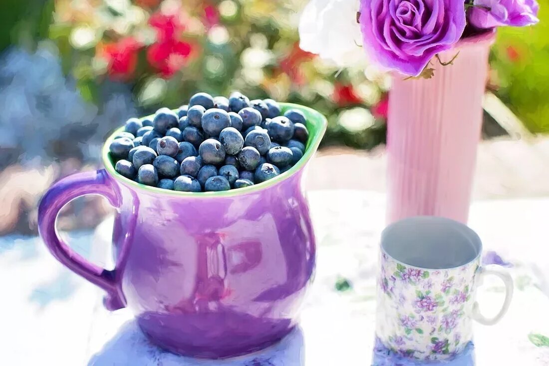 Vitamin E als natürliches Antioxidans: Was ist dran? Einleitung Vitamin E ist ein fettlösliches Vitamin, das in vielen Lebensmitteln vorkommt und eine wichtige Rolle für die Gesundheit des Körpers spielt. Es wird oft als natürliches Antioxidans bezeichnet und spielt eine Schlüsselrolle im Schutz der Zellen vor Schäden durch freie Radikale. In diesem Artikel werden wir genauer auf die Bedeutung von Vitamin E als Antioxidans eingehen und untersuchen, welche weiteren gesundheitlichen Vorteile es bietet. Was ist Vitamin E? Vitamin E, chemisch bekannt als alpha-Tocopherol, ist ein fettlösliches Vitamin, das aus einer Gruppe von chemisch ähnlichen Verbindungen besteht. Es ist in verschiedenen …