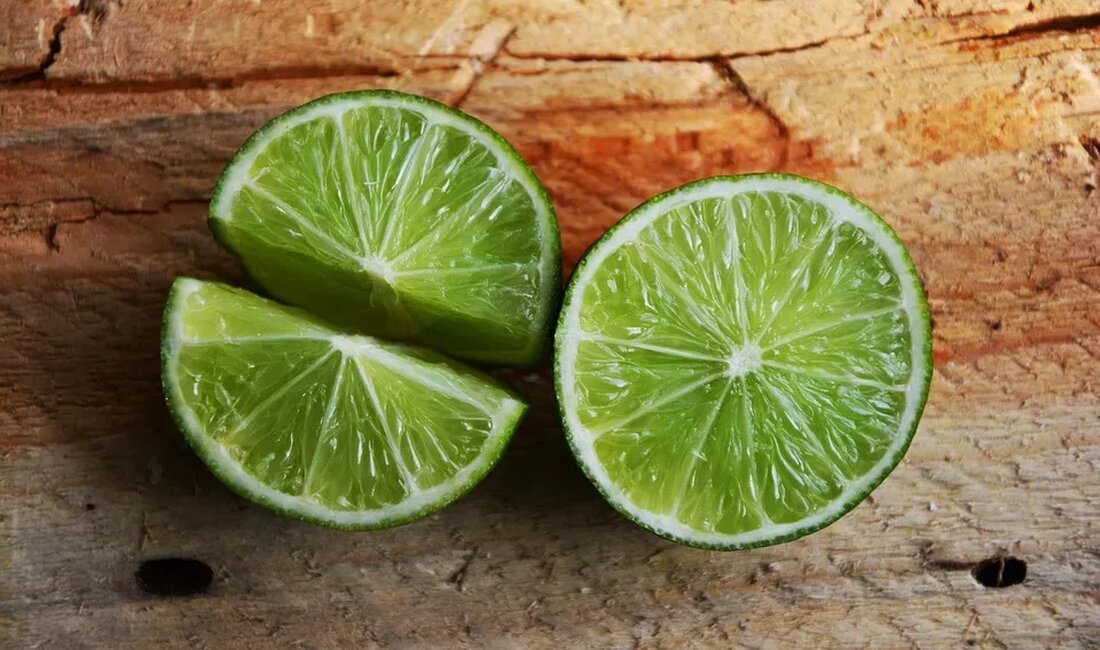 Vitamin K2 und Knochengesundheit: Der fehlende Link Vitamin K2 ist ein essentielles Nährstoff, der oft übersehen wird, wenn es um die Gesundheit und Stärkung unserer Knochen geht. Es spielt eine wichtige Rolle beim Erhalt der Knochedichte und kann dazu beitragen, das Risiko von Osteoporose und anderen Knochenerkrankungen zu reduzieren. In diesem Artikel werden wir den Zusammenhang zwischen Vitamin K2 und Knochengesundheit genauer betrachten und die Rolle dieses wichtigen Vitamins bei der Unterstützung unserer Knochen erklären. Was ist Vitamin K2? Vitamin K2 gehört zur Familie der fettlöslichen Vitamine und ist auch als Menachinon bekannt. Es ist eine natürliche Form des Vitamins &hellip;