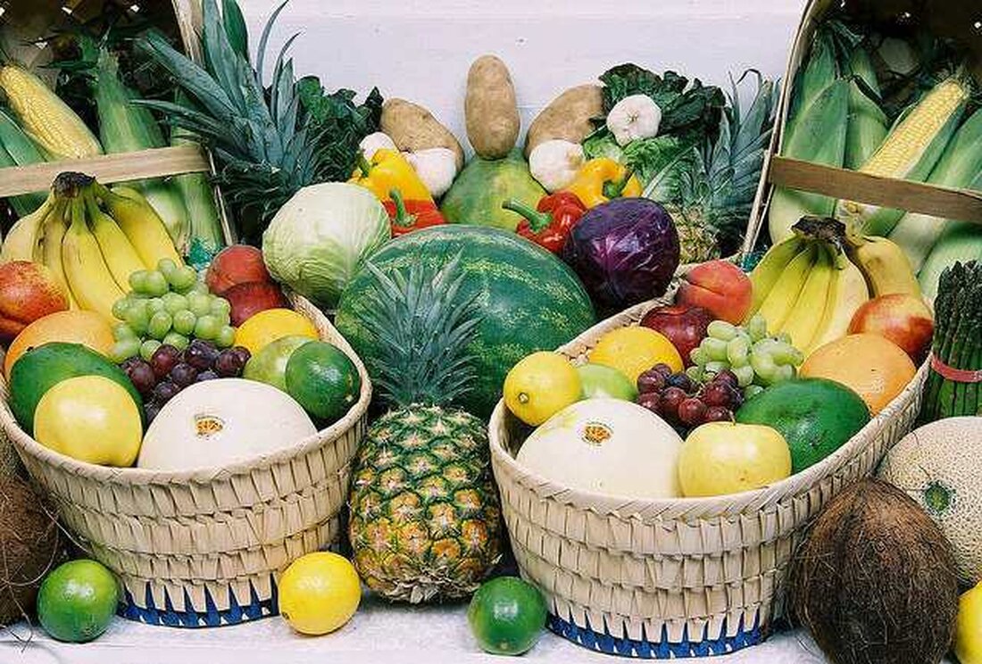 Wenn Sie eine gesunde Haut wünschen – und wer nicht – möchten Sie sicherstellen, dass Sie die richtige Kombination aus Vitaminen, Mineralien und Nährstoffen erhalten. Woher wissen Sie bei so vielen, welche spezifischen Vitamine die Gesundheit der Haut fördern? Ob Sie Akne bei Erwachsenen, Falten, trockene Haut, langsam heilende Wunden oder andere Hautprobleme haben, die Natur macht es Ihnen leicht. Hunderte von Pflanzen enthalten Vitamine, die die Gesundheit der Haut fördern, Ihre Haut mit Feuchtigkeit versorgen, elastisch halten und einen glatten Teint haben. Vitamine sind wichtig für eine gesunde Haut und ihre Funktion. Mit den richtigen können wir fast jeden Aspekt ungesunder Haut abwehren, der uns …
