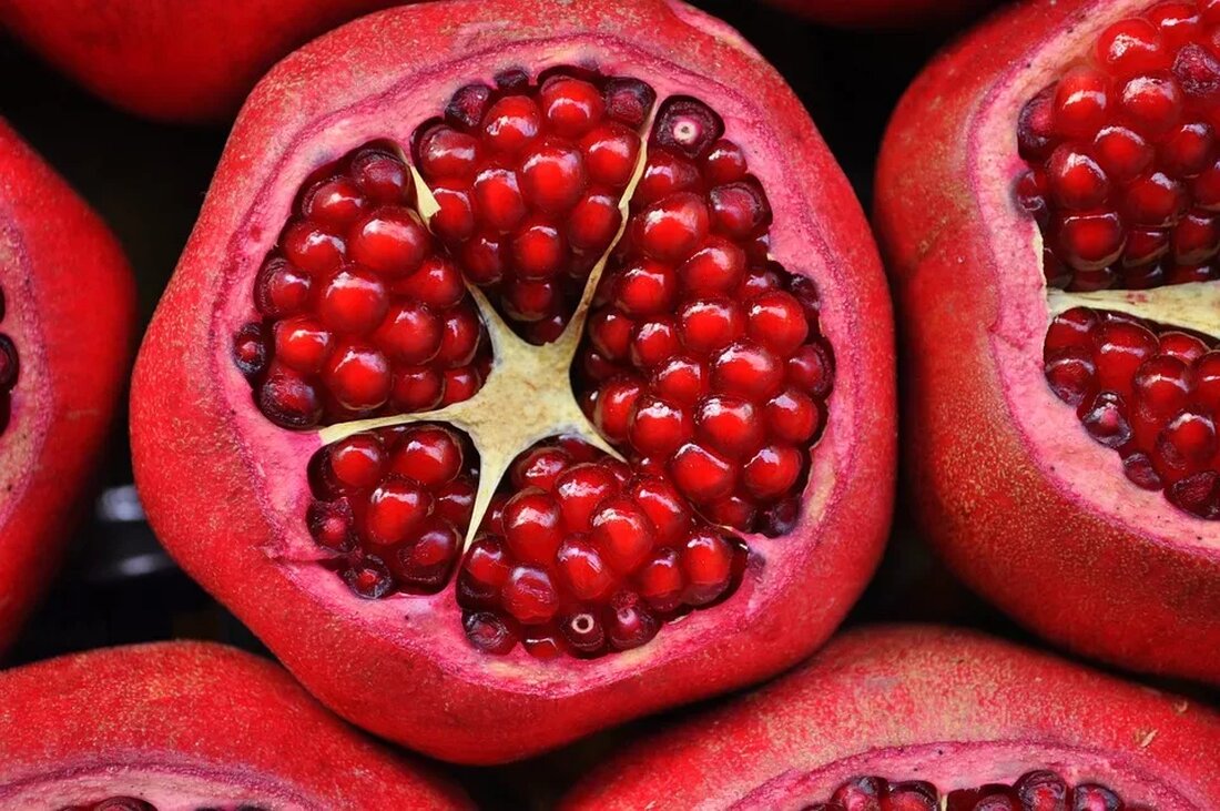 Vitamine und Mineralien: Ein umfassender Leitfaden Vitamine und Mineralien sind essentielle Nährstoffe, die der Körper in kleinen Mengen benötigt, um optimal zu funktionieren. Sie spielen eine wichtige Rolle beim Erhalt der Gesundheit und Unterstützung verschiedener Körperfunktionen. In diesem Leitfaden werden wir uns eingehend mit den verschiedenen Arten von Vitaminen und Mineralien befassen, ihre Funktionen im Körper erklären und aufzeigen, welche Lebensmittel reich an diesen Nährstoffen sind. Was sind Vitamine? Vitamine sind organische Verbindungen, die der Körper nicht selbst produzieren kann und die daher über die Nahrung aufgenommen werden müssen. Sie sind an vielen Stoffwechselvorgängen beteiligt und haben eine wichtige Funktion …